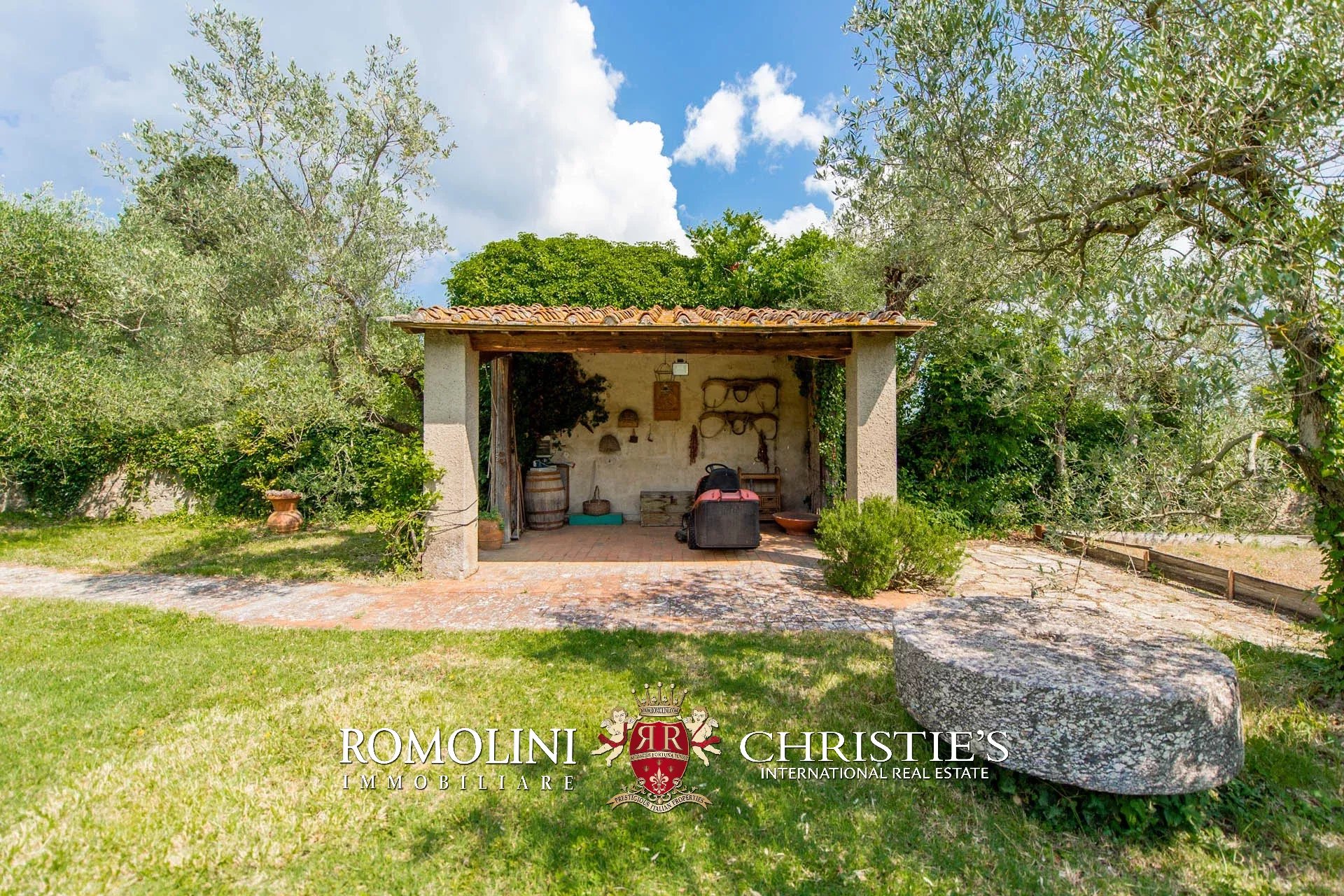 16 Bedroom Vineyard's Image 31