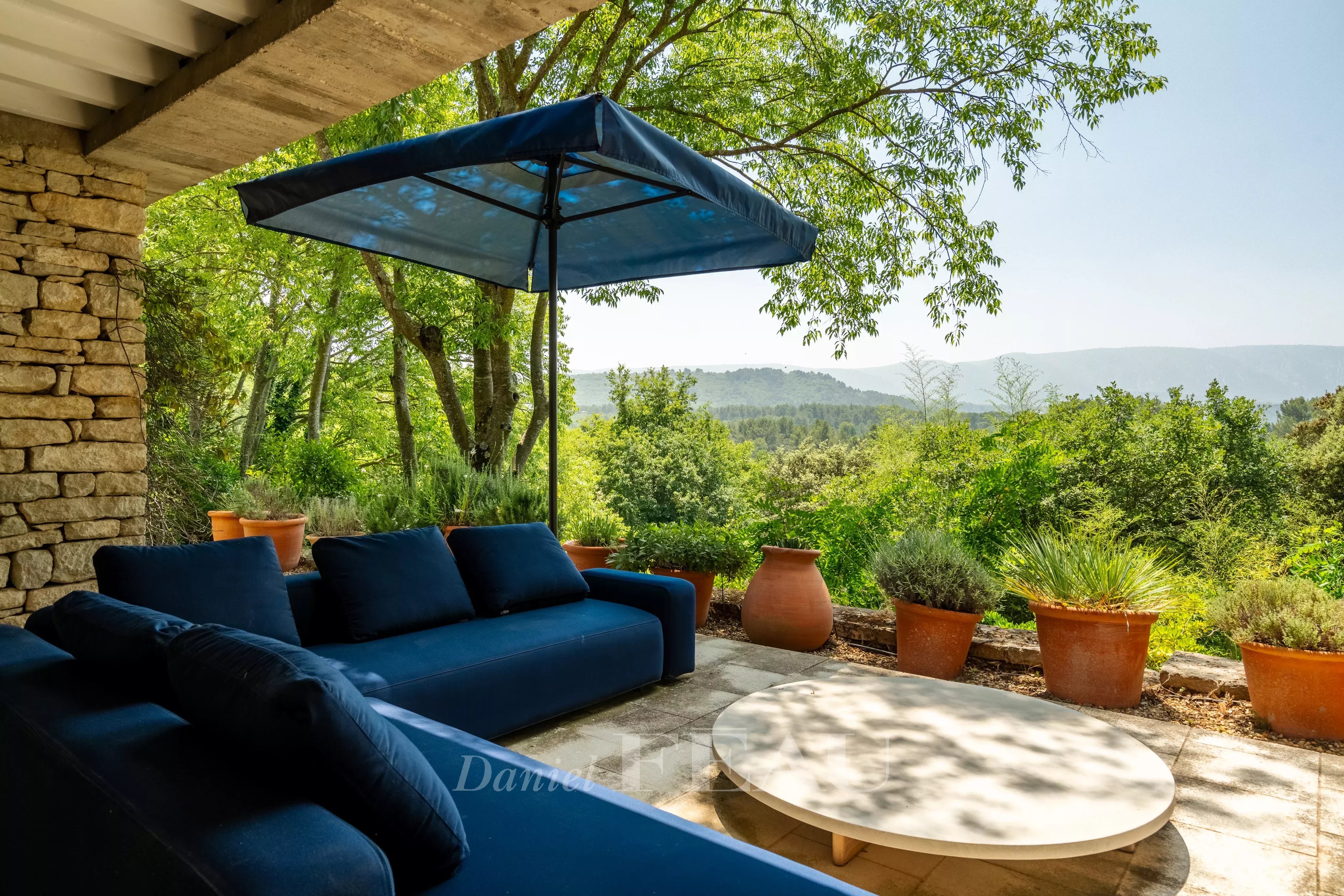 Gordes – A superb architect-designed property enjoying an open view