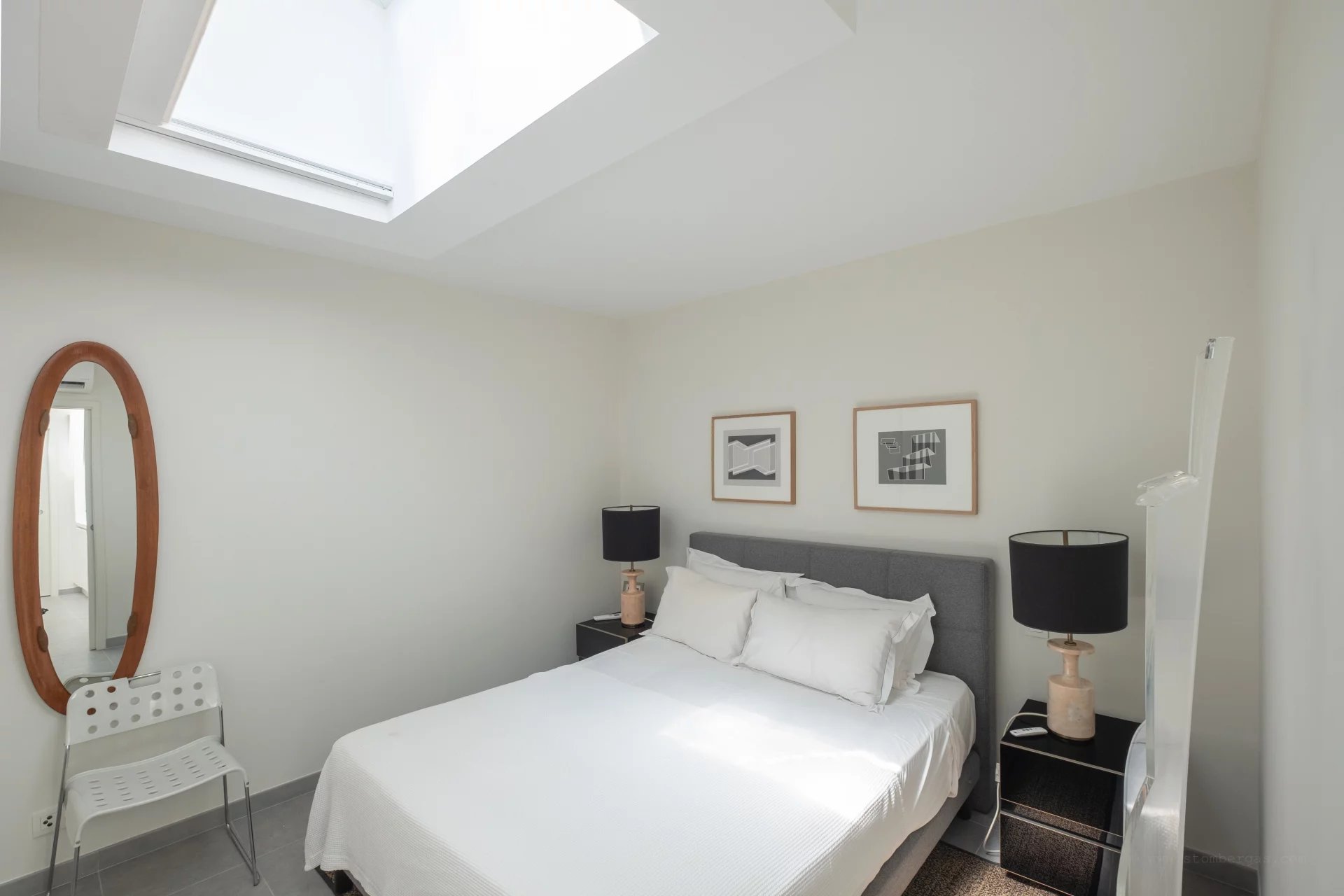 Provencal villa with flat gardens, pool and sea views