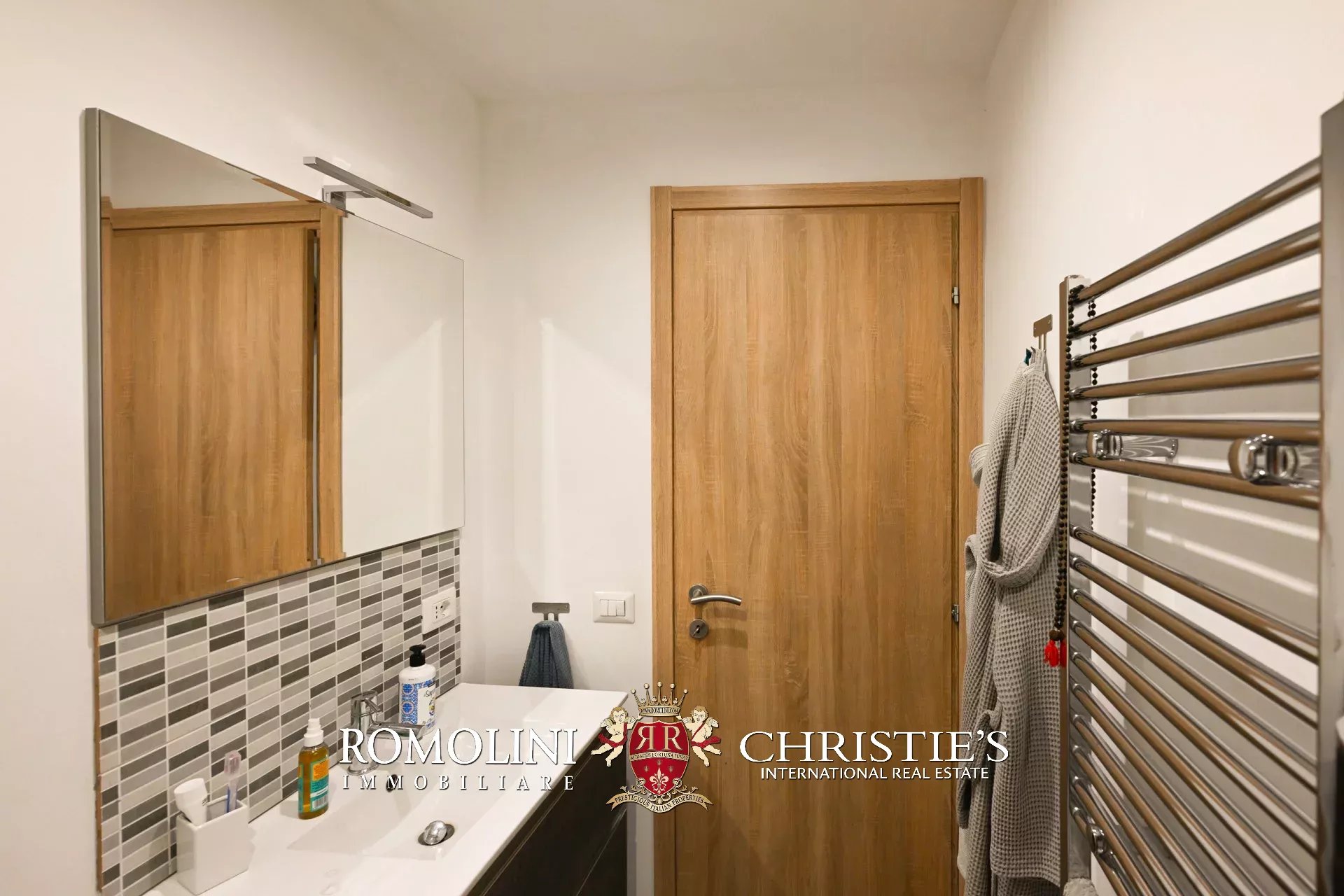 9 Bedroom Villa/Townhouse's Image 53