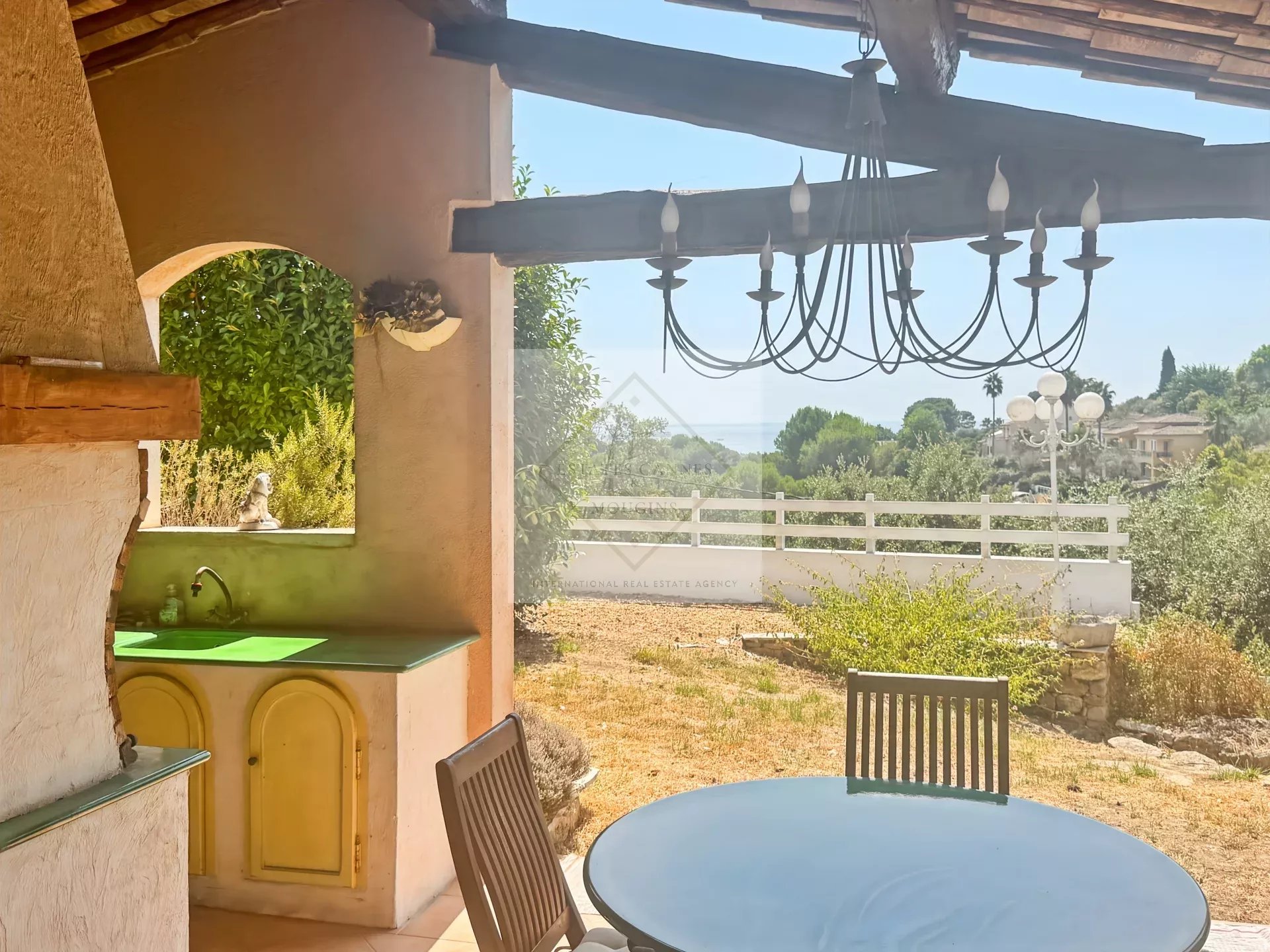 À VENDRE – VILLA DE CHARME VUE MER À ANTIBES, CALME ABSOLU — photo 16