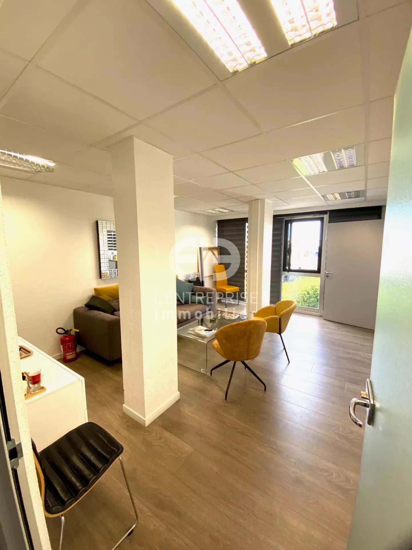 A LOUER CAP 3000 - ST Laurent du Var, BUREAUX 190M²+ 4 PLACES DE PARKING