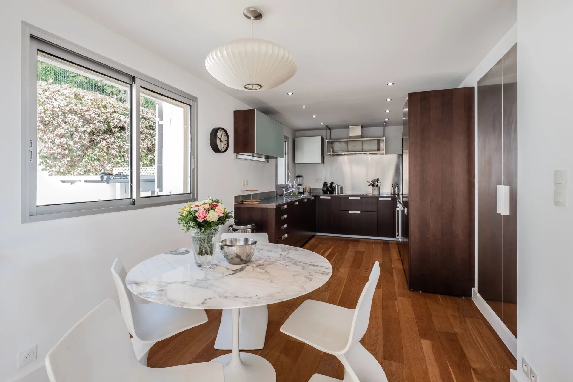 Provencal villa with flat gardens, pool and sea views