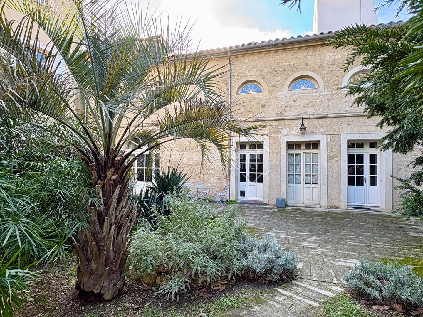 ARLES. Appartement dans un hôtel particulier