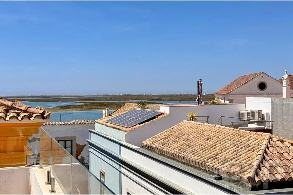 Within the walls of the Old Town of Faro, near the old Cathedral! Five bedroom, newly renovated property with roof top swimming pool and abundance of charm. Can be used as a whole, or two T2s and a s