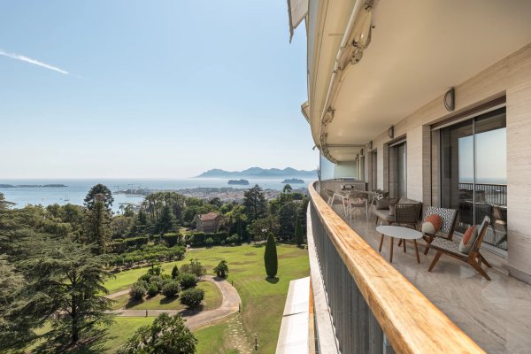 Luxury 4-Bedroom Family Apartment in Cannes overlooking the Sea — photo 4