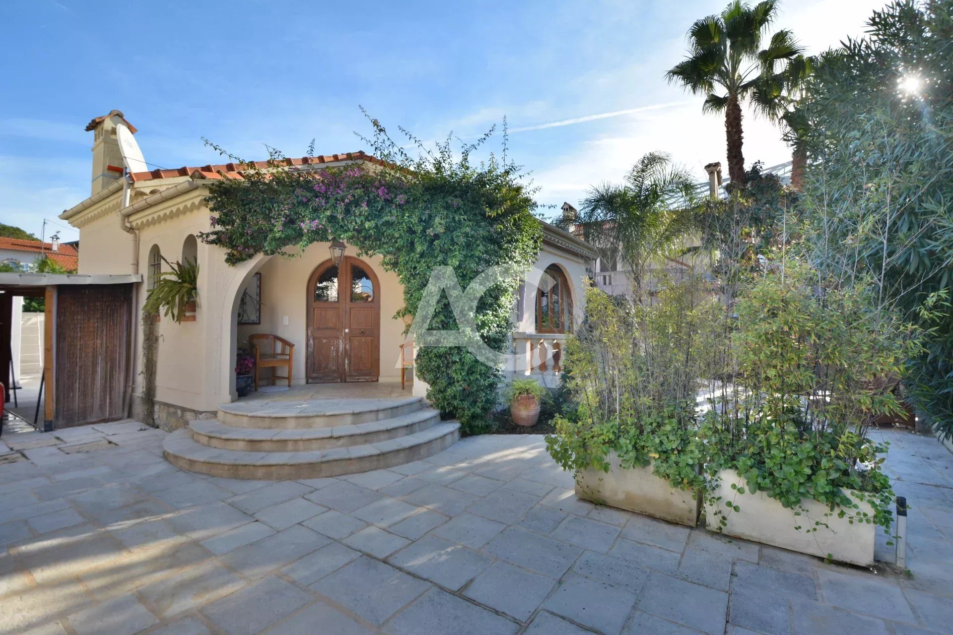 JUAN LES PINS -  VILLA EN PLEIN CENTRE