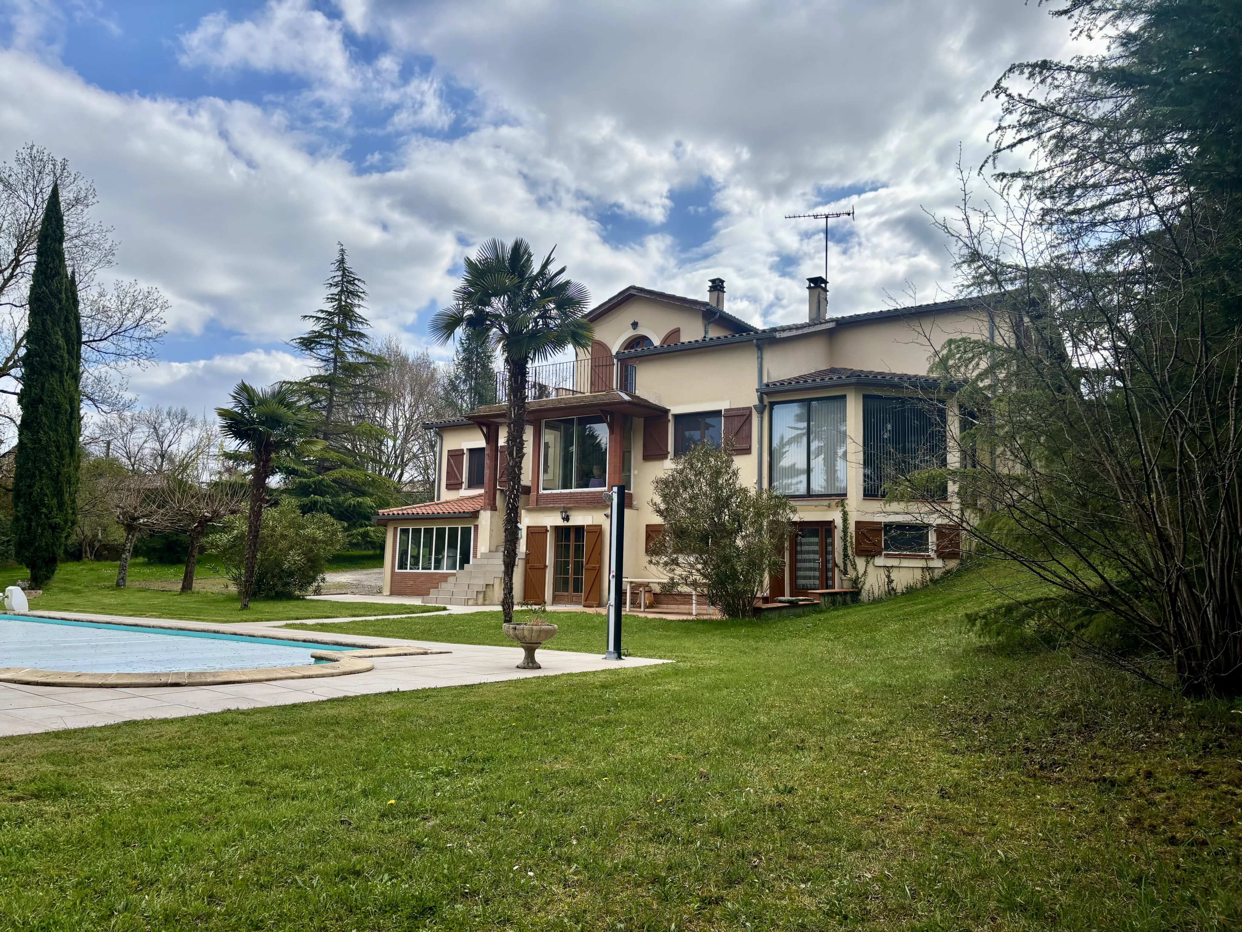 Spacious 5-Bedroom House with Pool in Auch
