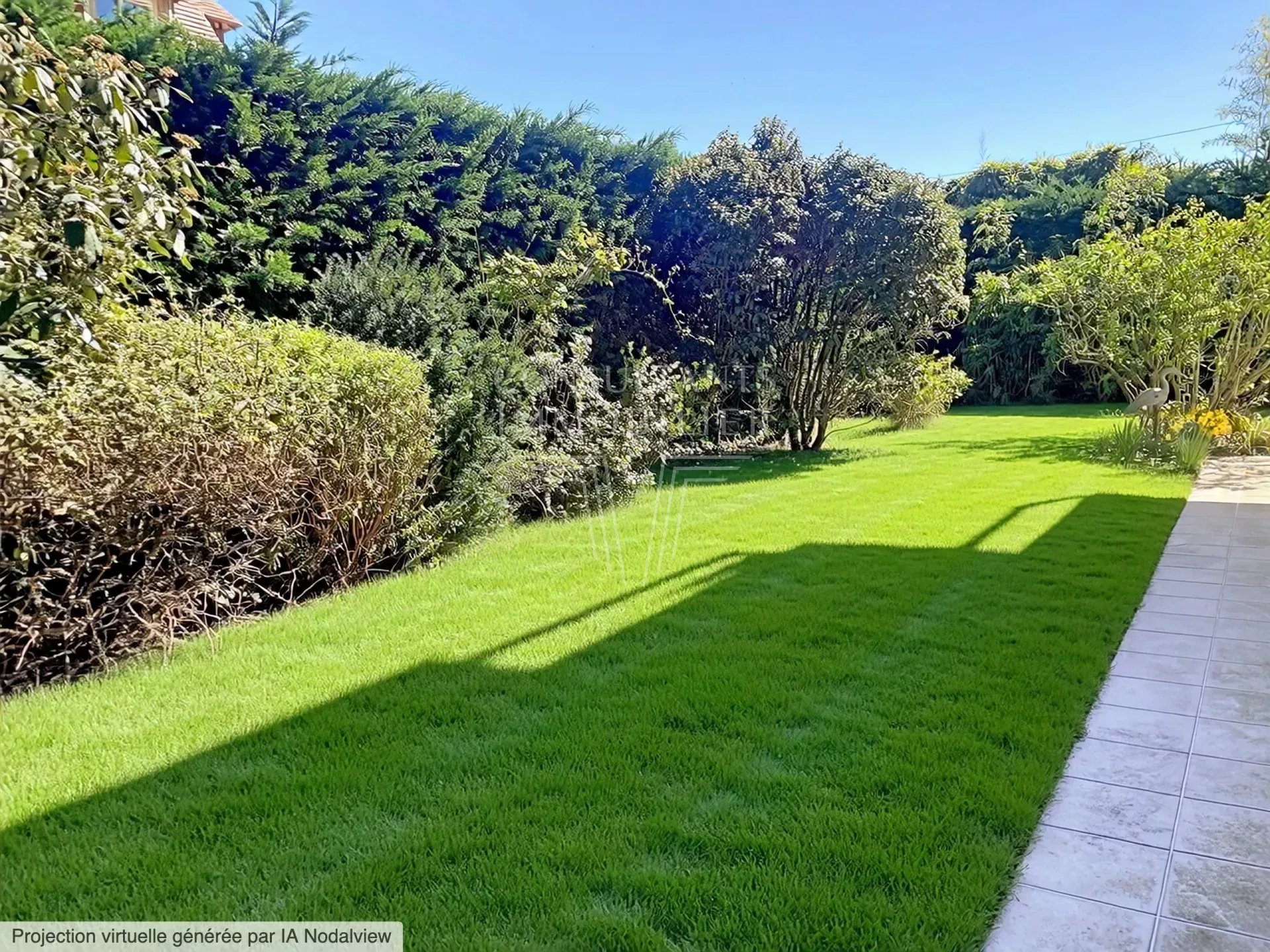 DEAUVILLE. APPARTEMENT AVEC JARDIN PRIVATIF