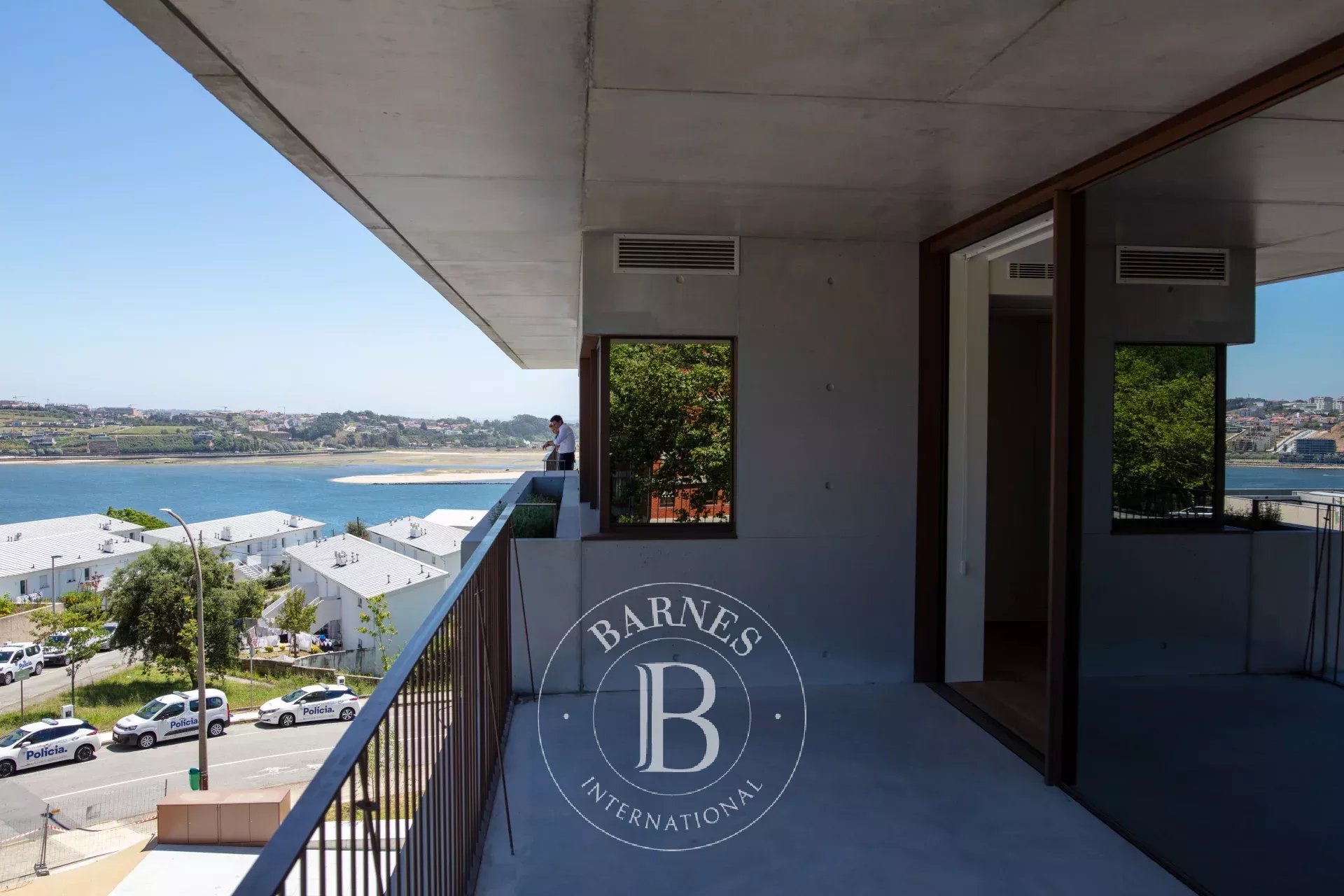 Terraço e vista de rio e de mar
