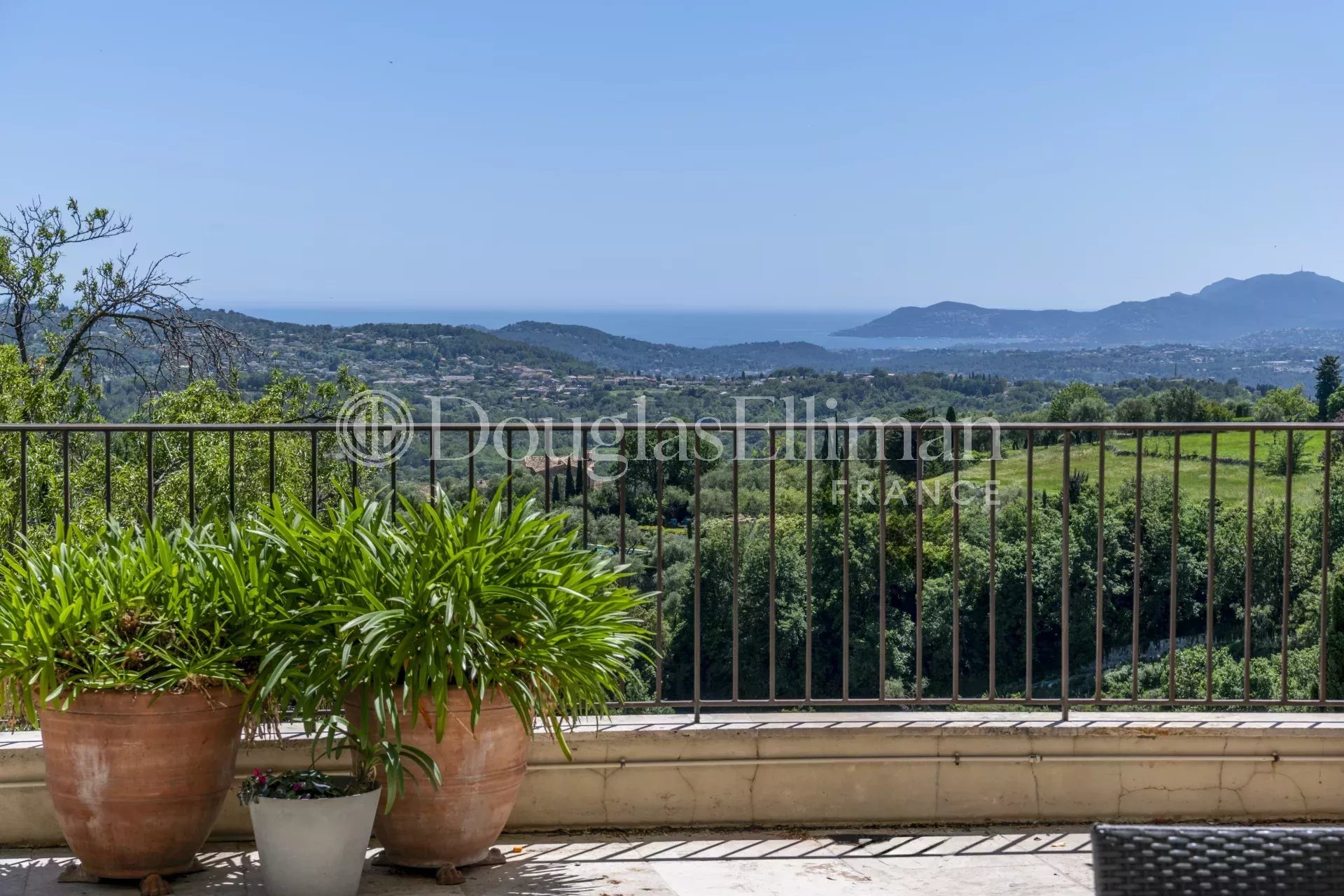 CHATEAUNEUF-DE-GRASSE – Un appartement avec vue sur la mer et grande terrasse - Image nᵒ3
