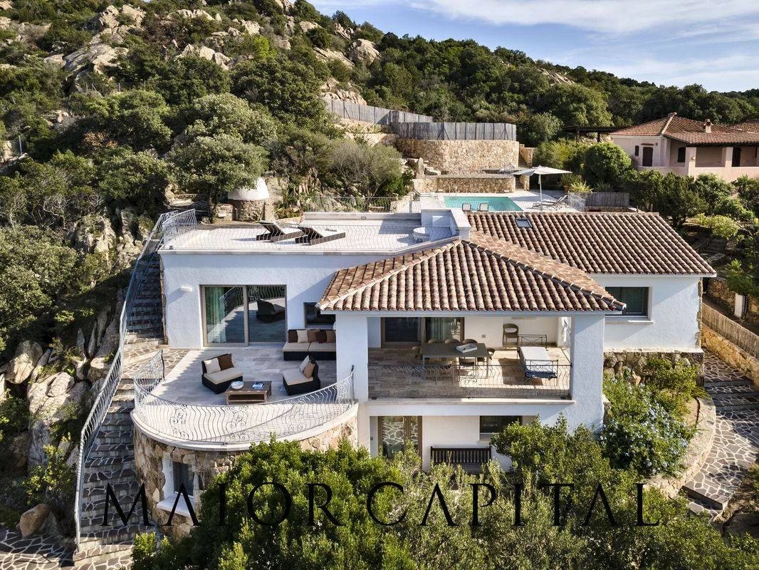 Stupenda villa mediterranea a Cala Girgolu
