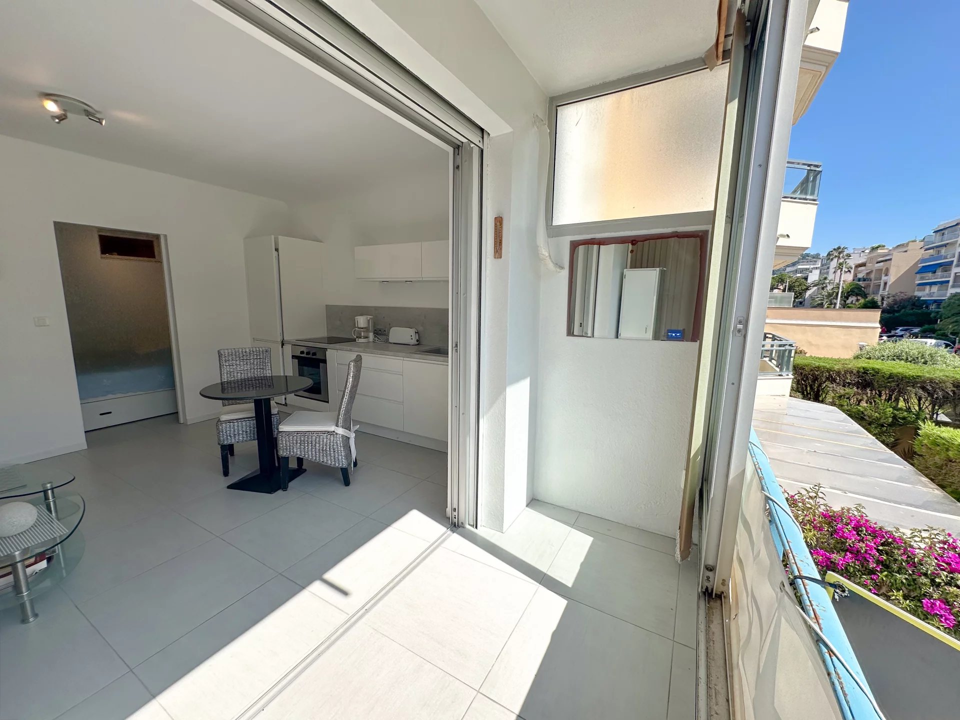 CANNES CROISETTE IN RESIDENCE FRONT OF BEACHES APARTMENT FOR SALE