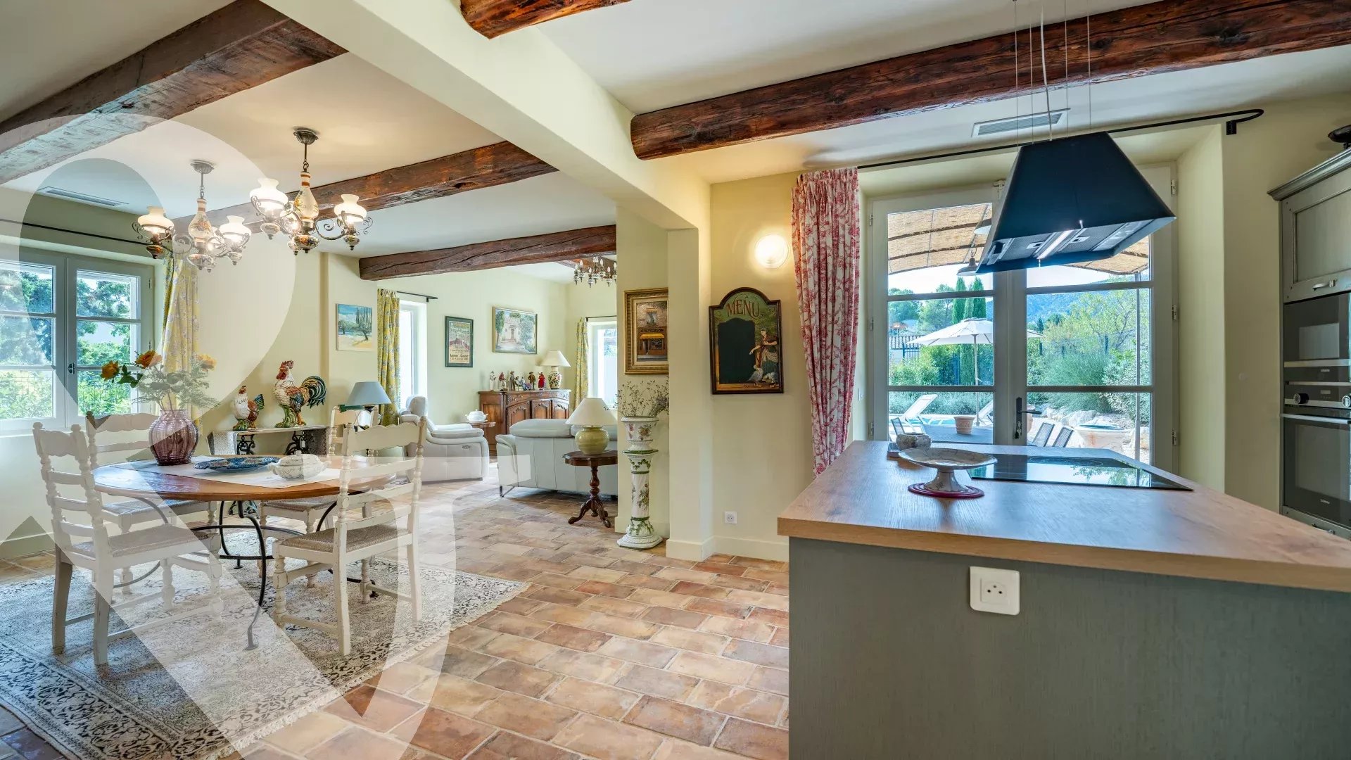 A QUELQUES MINUTES A PIED DU VILLAGE