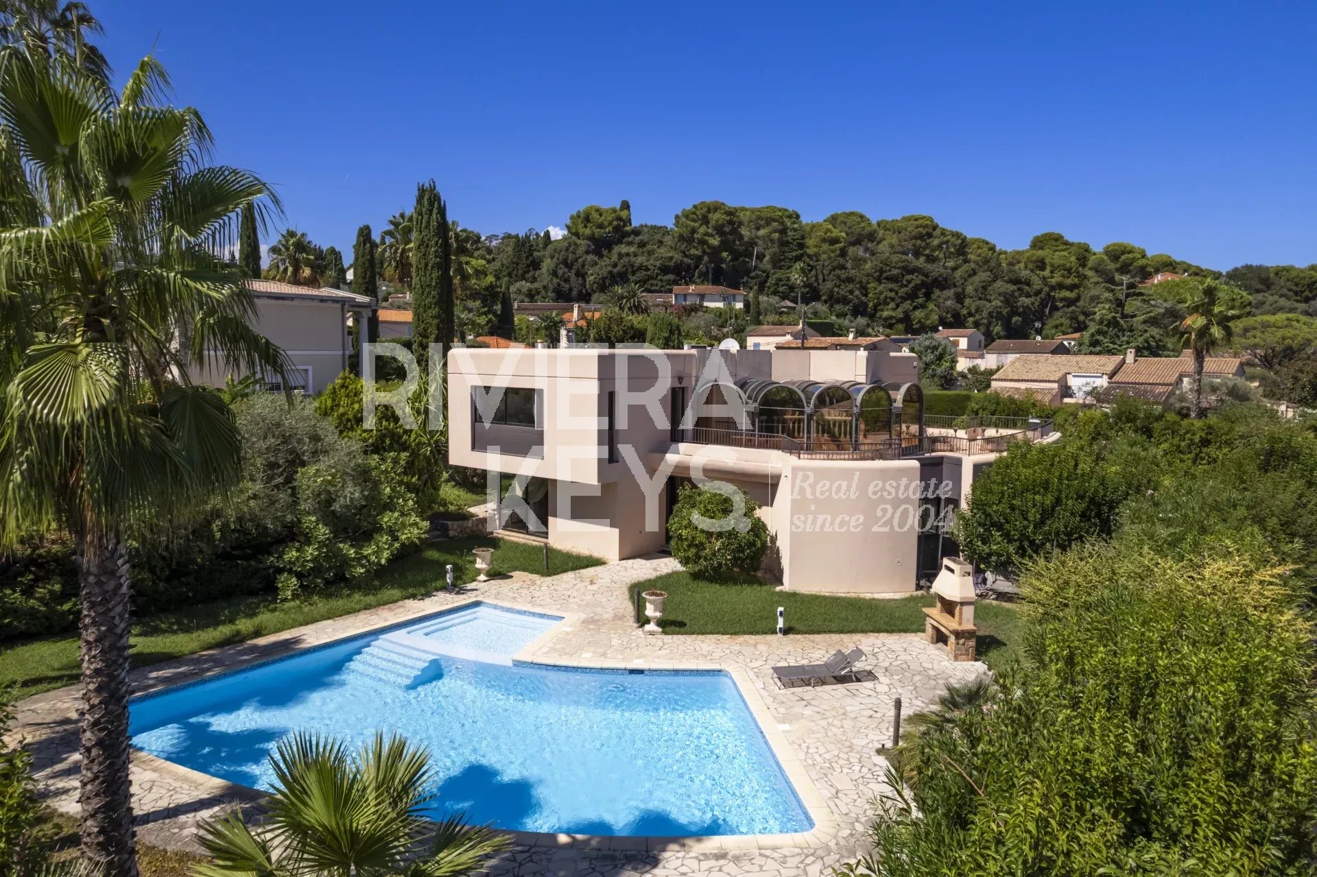 ANTIBES – Saint Maymes : Villa contemporaine d'architecte, jardin luxuriant avec piscine
