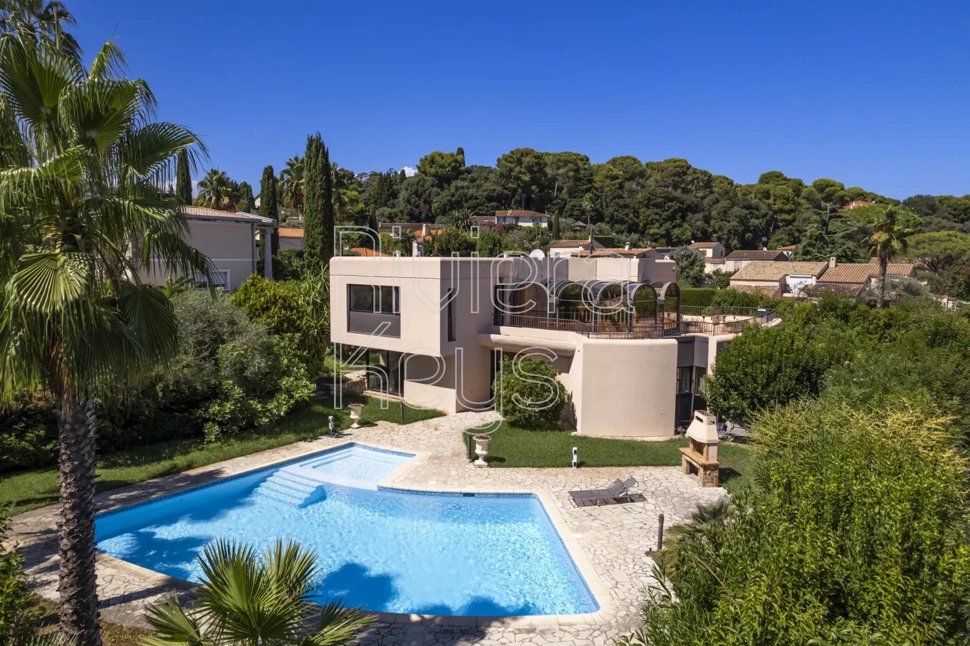 ANTIBES – Saint Maymes: Arkitekttegnet villa med frodig hage og basseng
