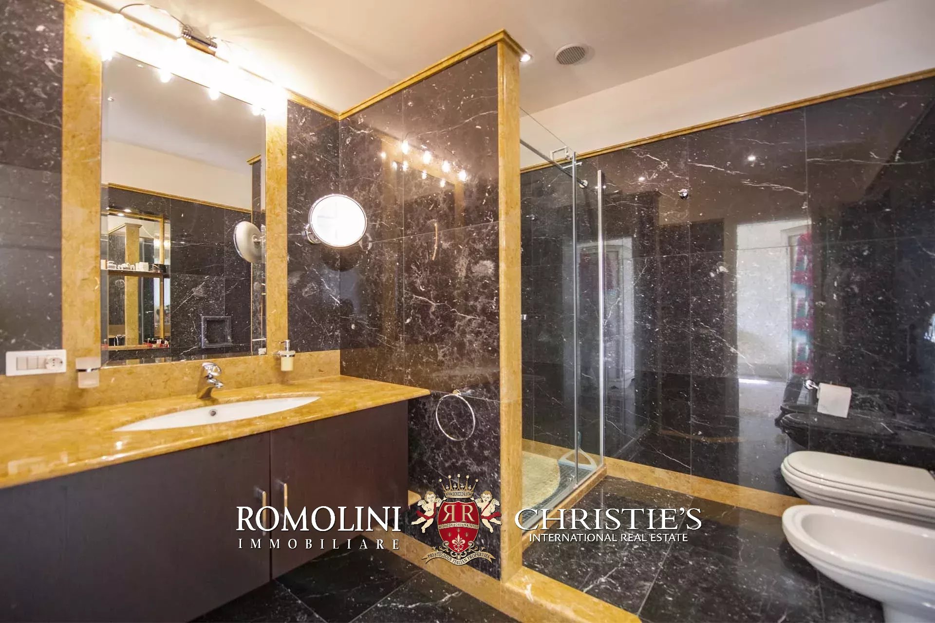 8 Bedroom Villa/Townhouse's Image 38