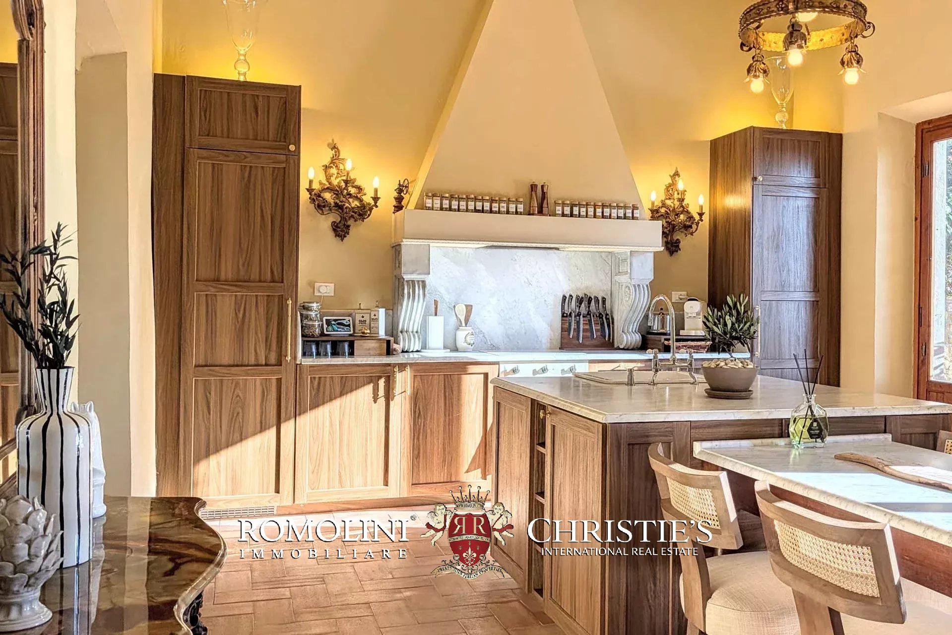 6 Bedroom Villa/Townhouse's Image 9