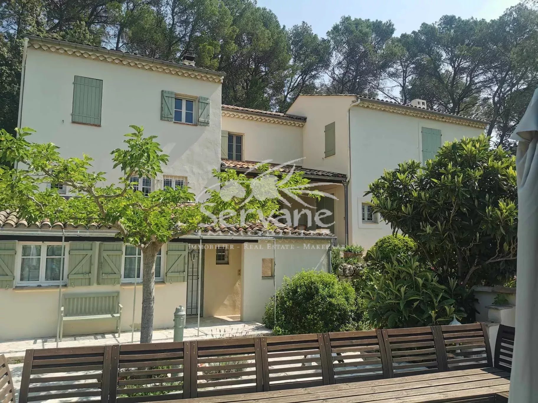 PROVENCAL MAS IN LORGUES SETS ON 4000 M²