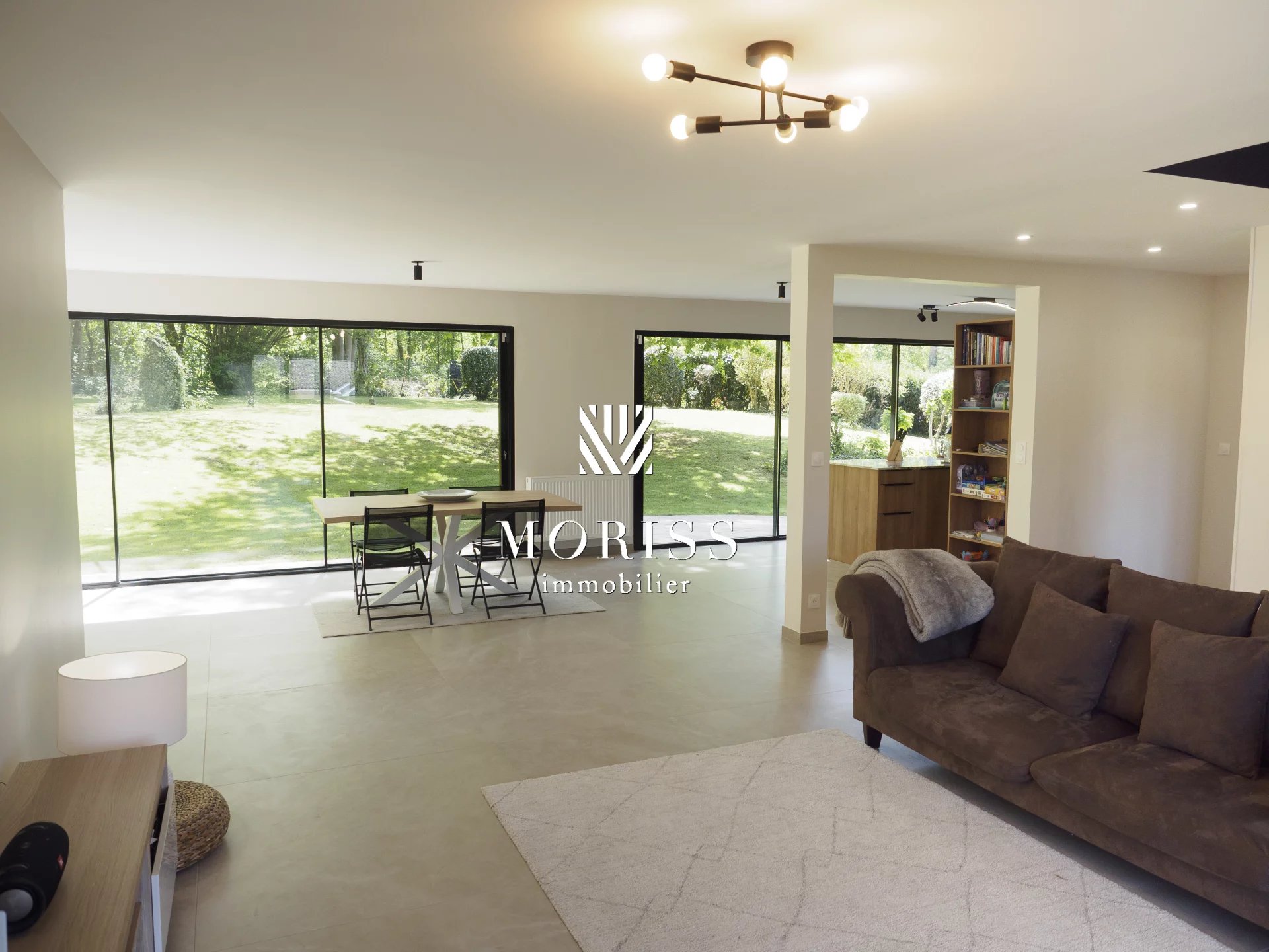 Santeny - Maison de 7 pièces de 197 m2 avec jardin, piscine et t - Image Array
