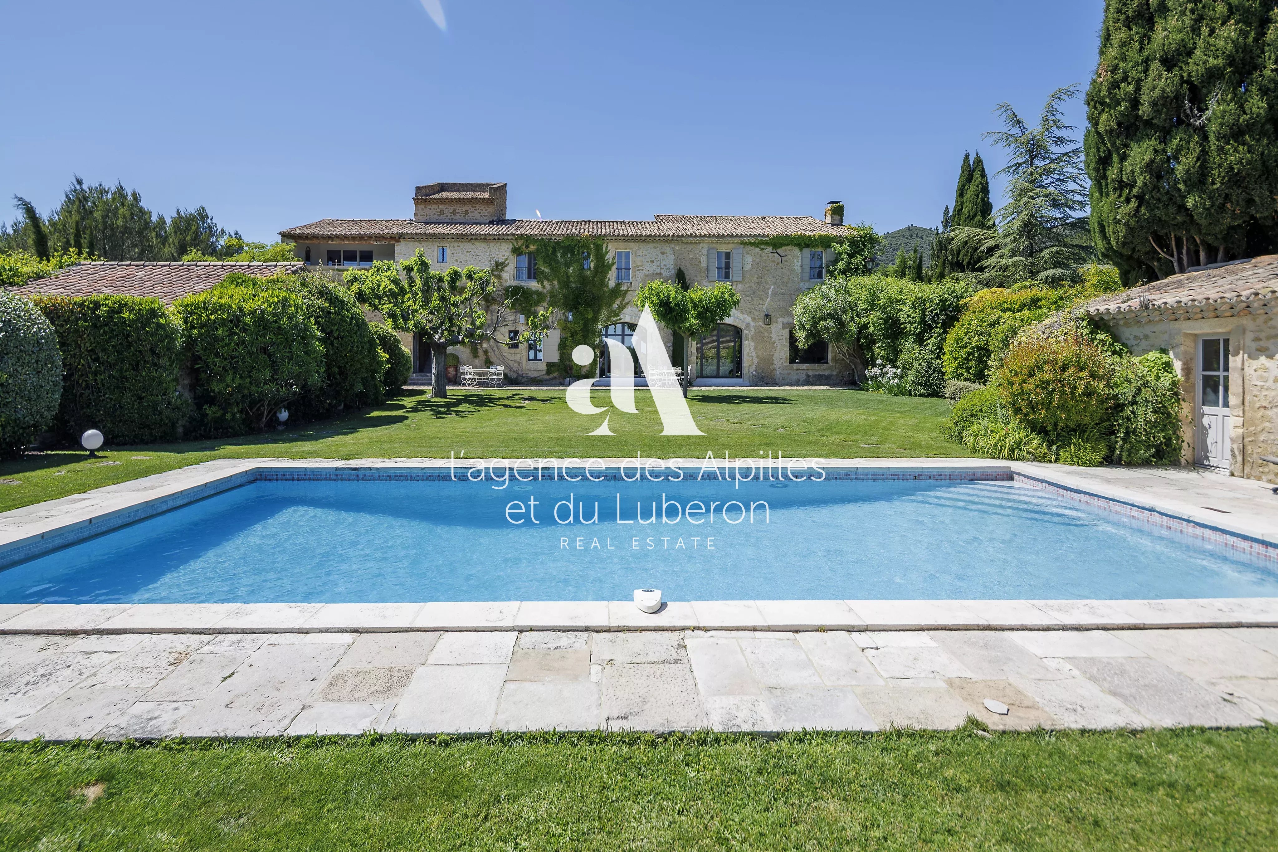 EXCLUSIVITÉ-PROCHE DE LOURMARIN -MAS DE PRESTIGE VUES PANORAMIQUES