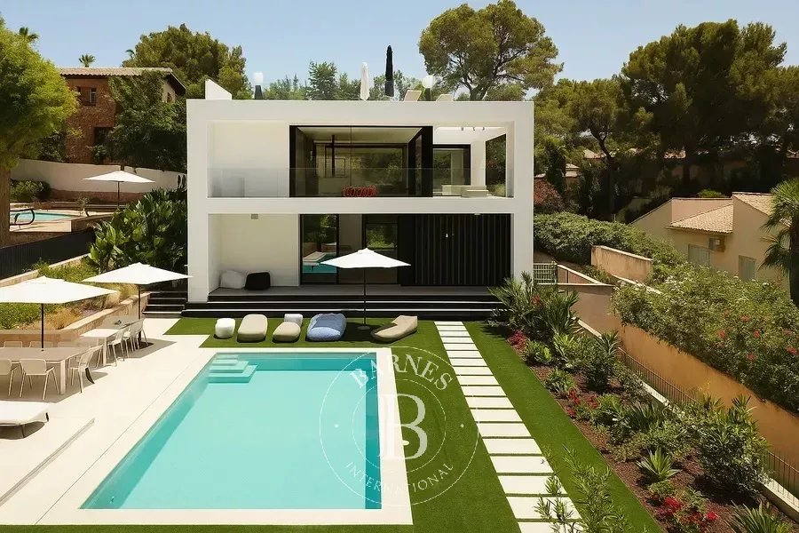 Modern Five-Bedroom Villa with Panoramic Sea Views in Bendinat