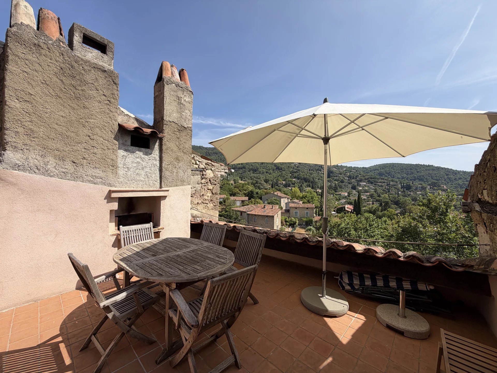 Charming village house with upper terrace with great views - SEILLANS