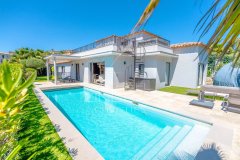 Luxury villa with high-end amenities and wellness areas — photo 4 of 7