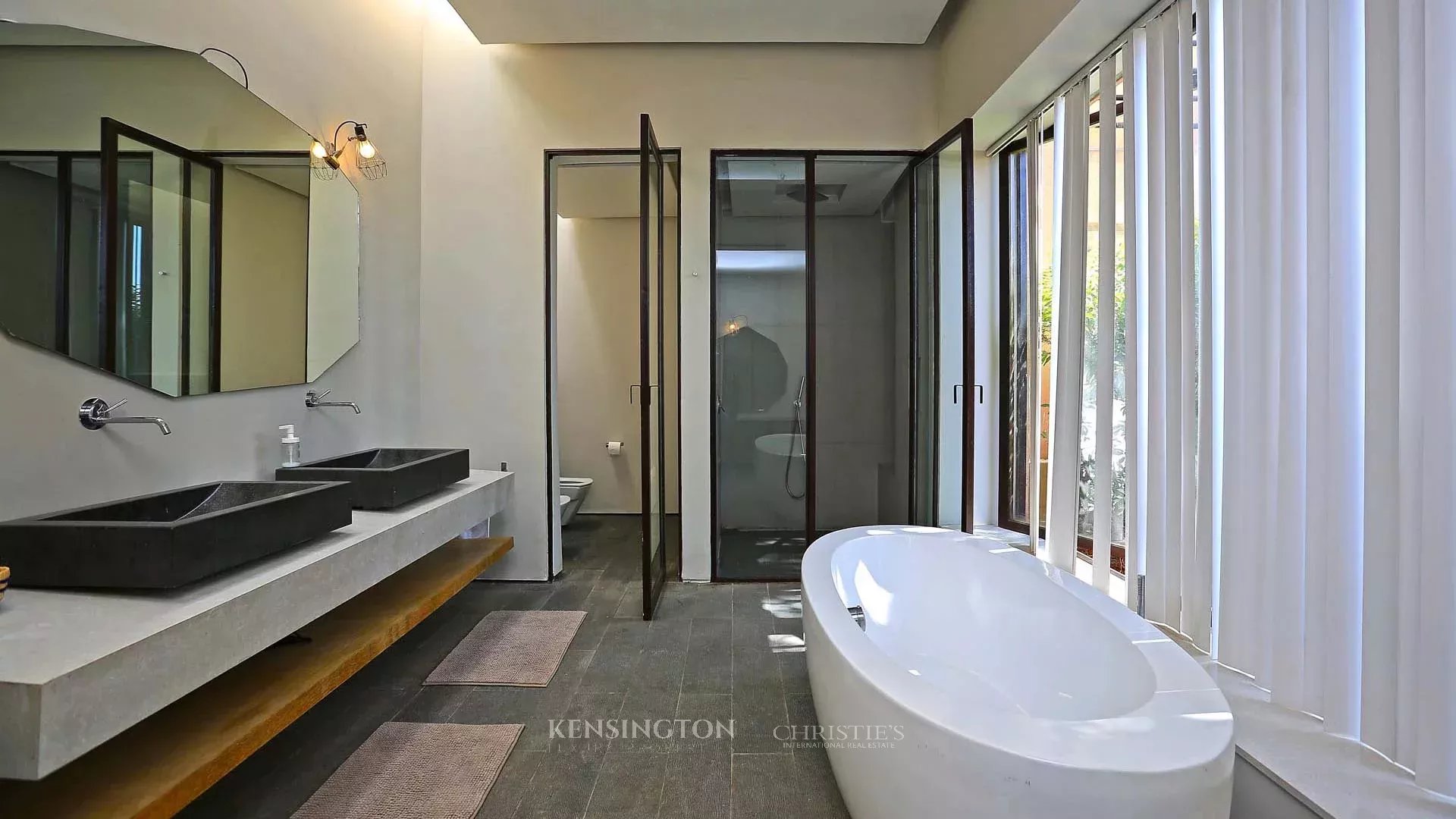 6 Bedroom Villa/Townhouse's Image 45