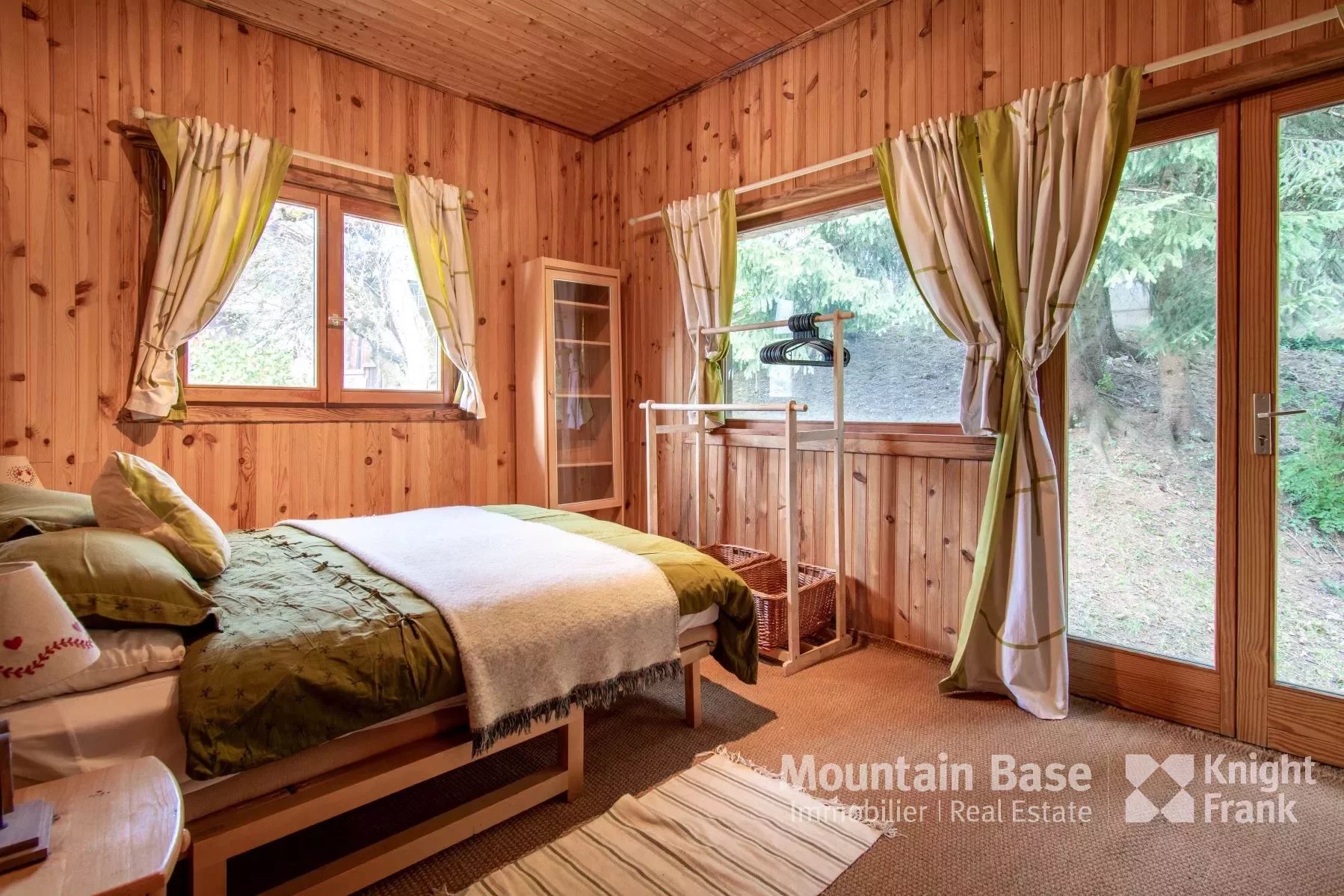 Photo of 6 bedroom chalet in a sought-after area