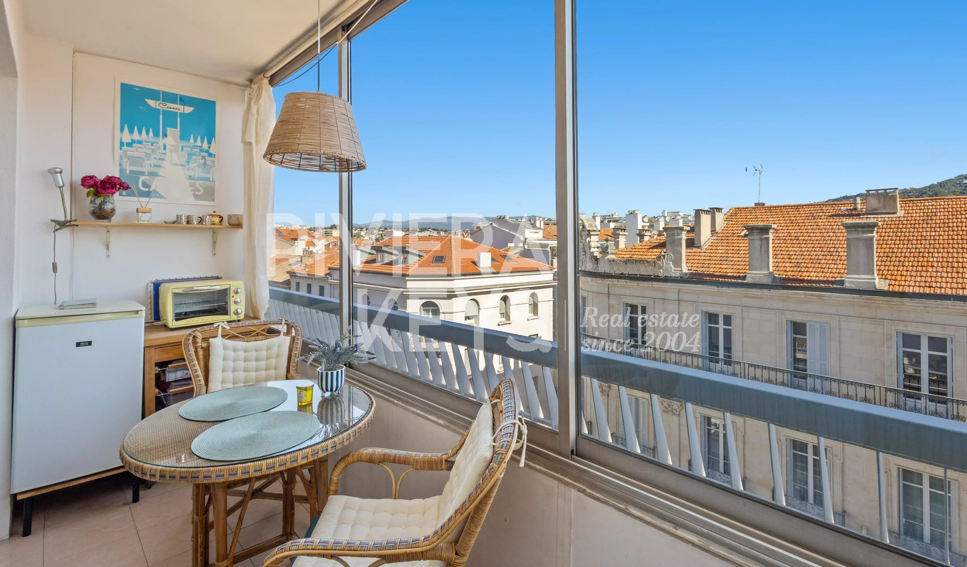 CANNES – Centralt: Charmig studio på översta våningen med balkong