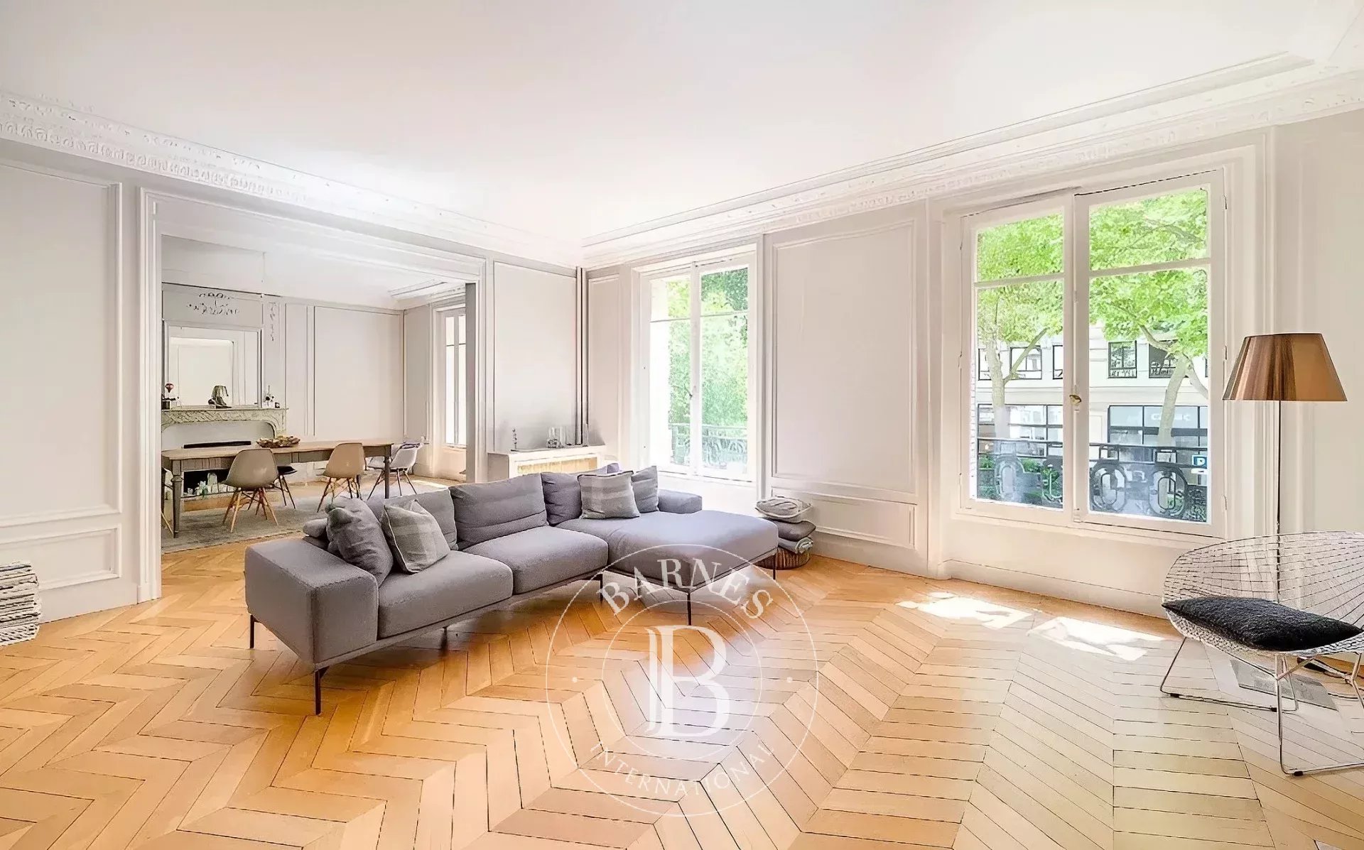 Neuilly Peretti Mairie - renovated family apartment with reception rooms
