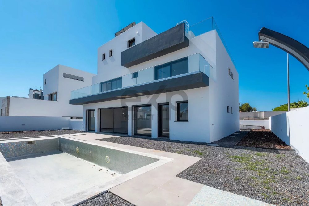 Contemporary 6-Bedroom Villa Newly Built by Tavira Waterfront