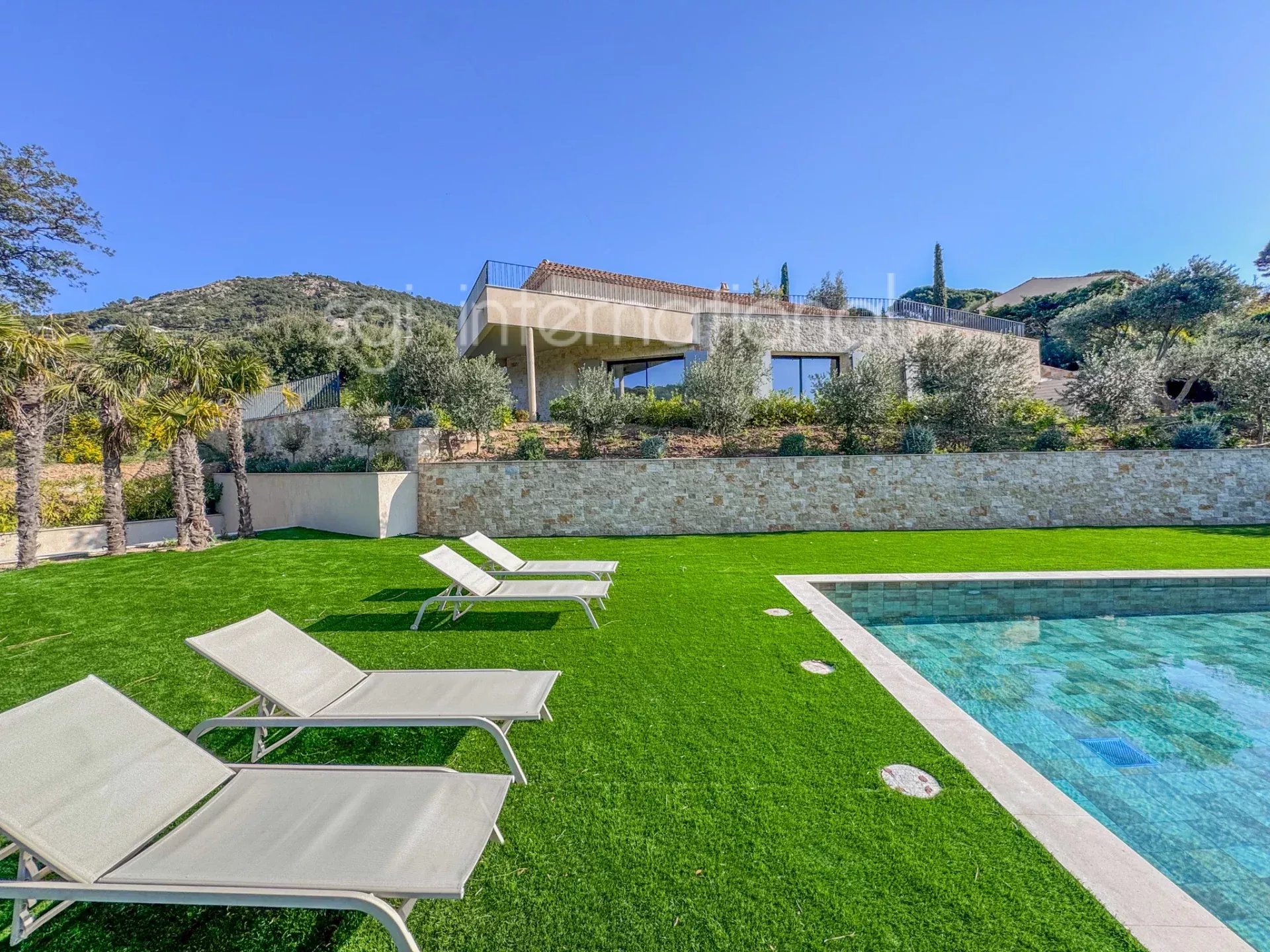 Grimaud – moderne, komplett renovierte Villa.