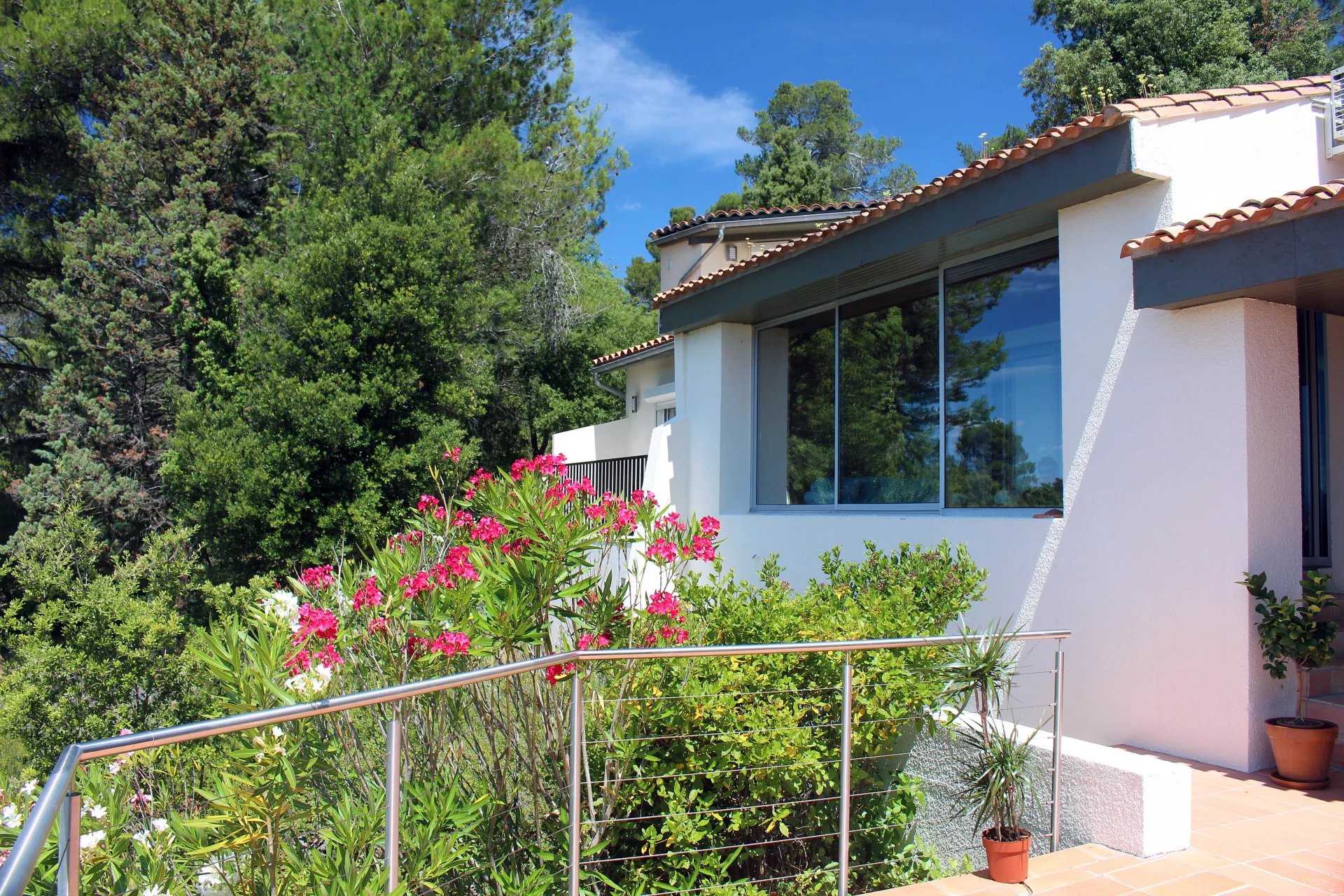 Aragon – Magnifique maison avec vue panoramique, nichée au-dessus du village, cachée parmi les arbres.