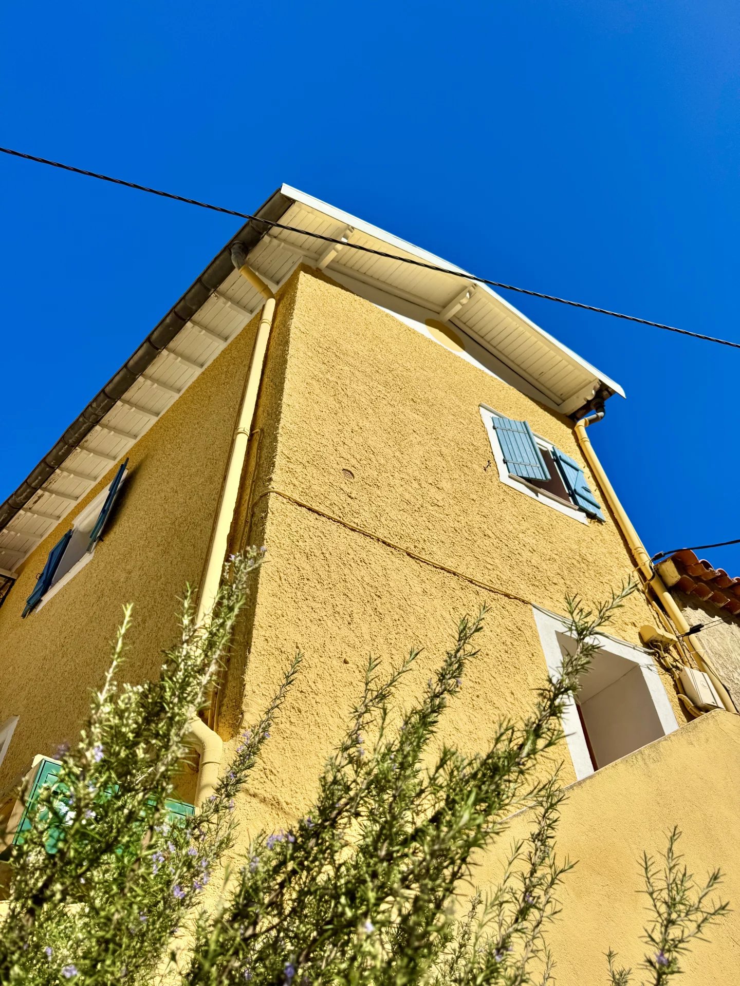 NICE MADELEINE. Charmant F1 de 30 m² en dernier étage d’une maison niçoise