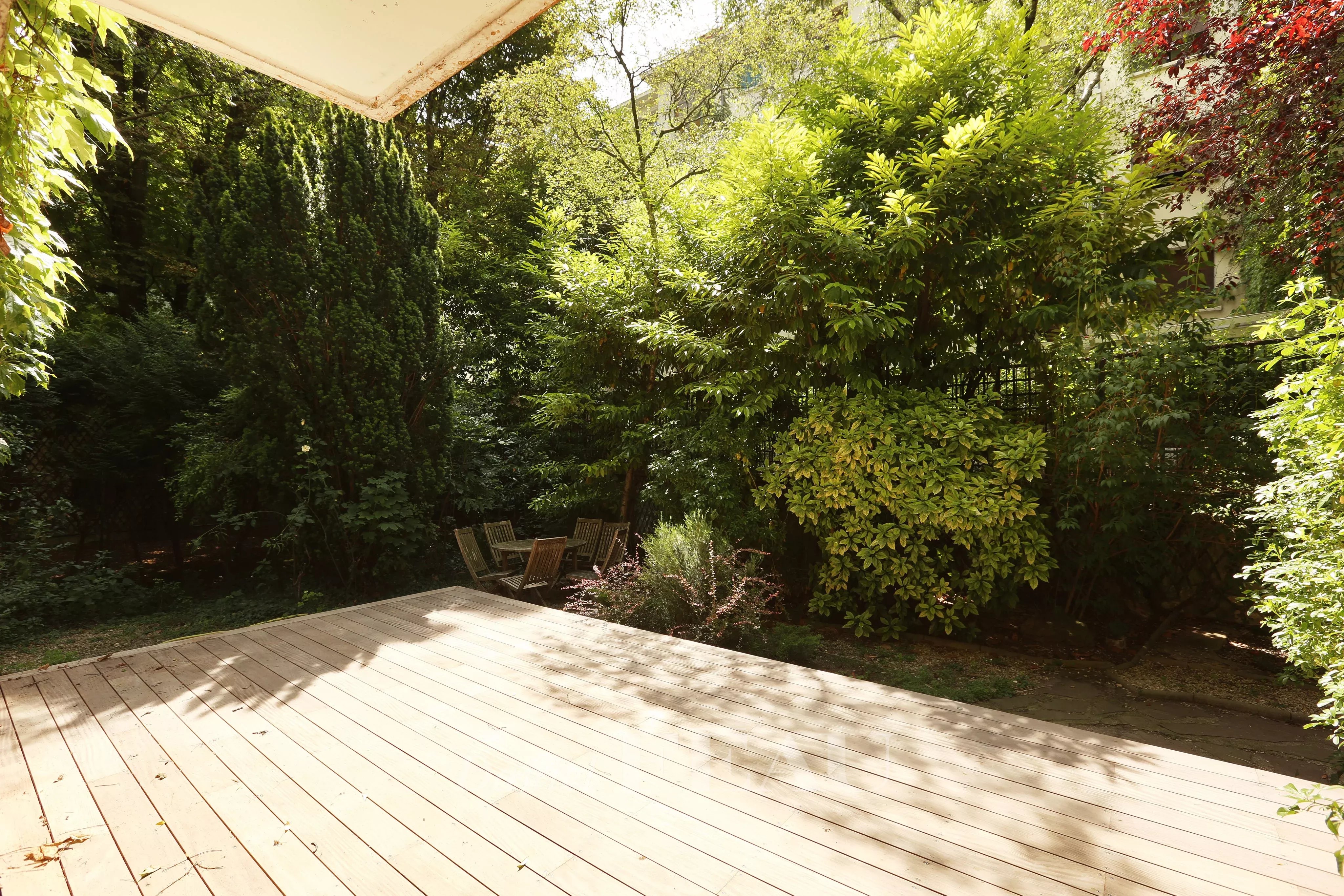 Terrasse orientée sud et ouest