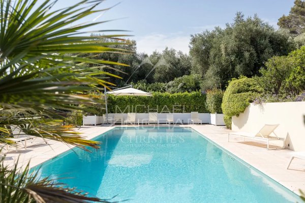ELEGANT VILLA WITH PANORAMIC VIEWS AND ABSOLUTE TRANQUILLITY NEAR SAINT-PAUL-DE-VENCE — photo 4
