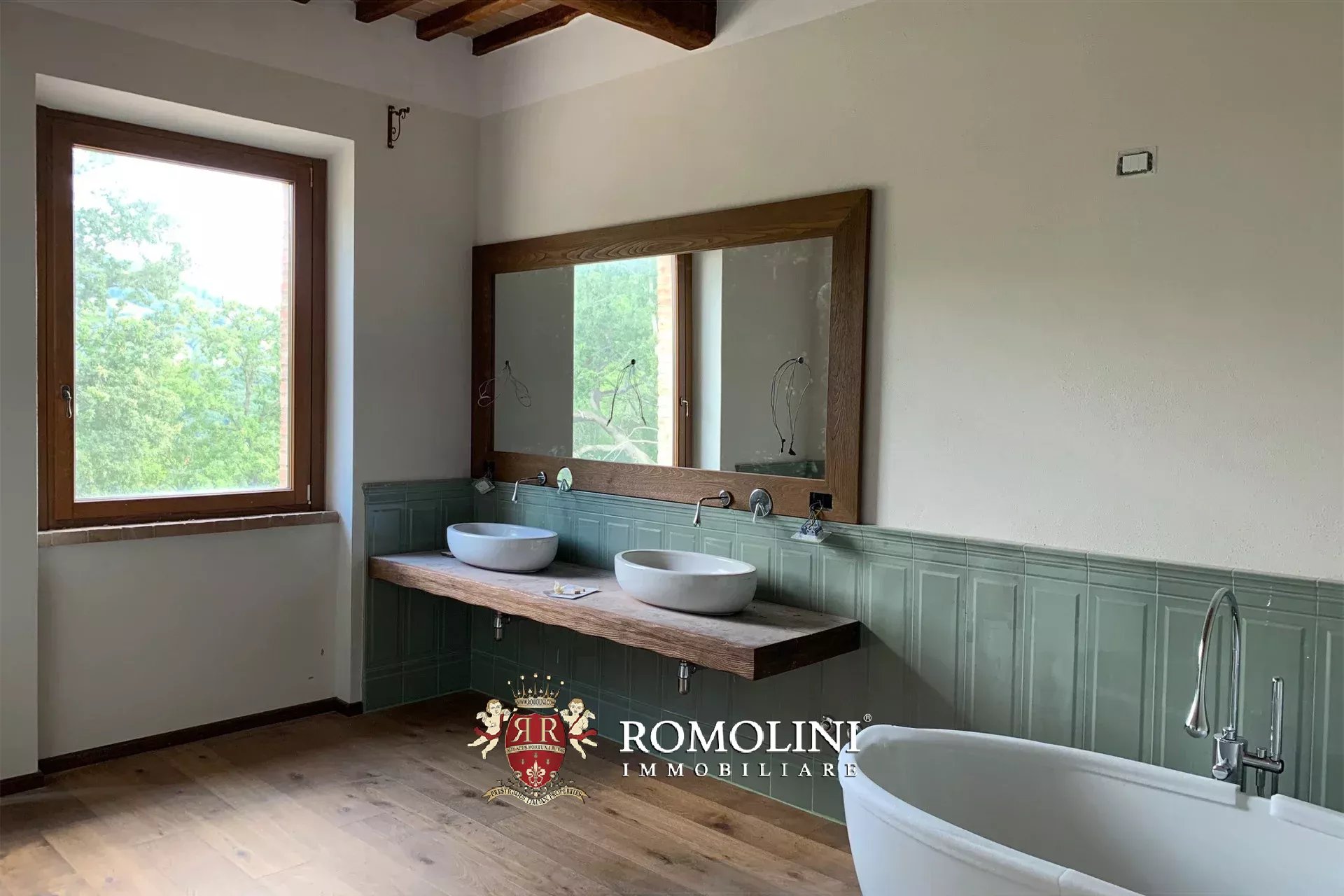 8 Bedroom Vineyard's Image 20