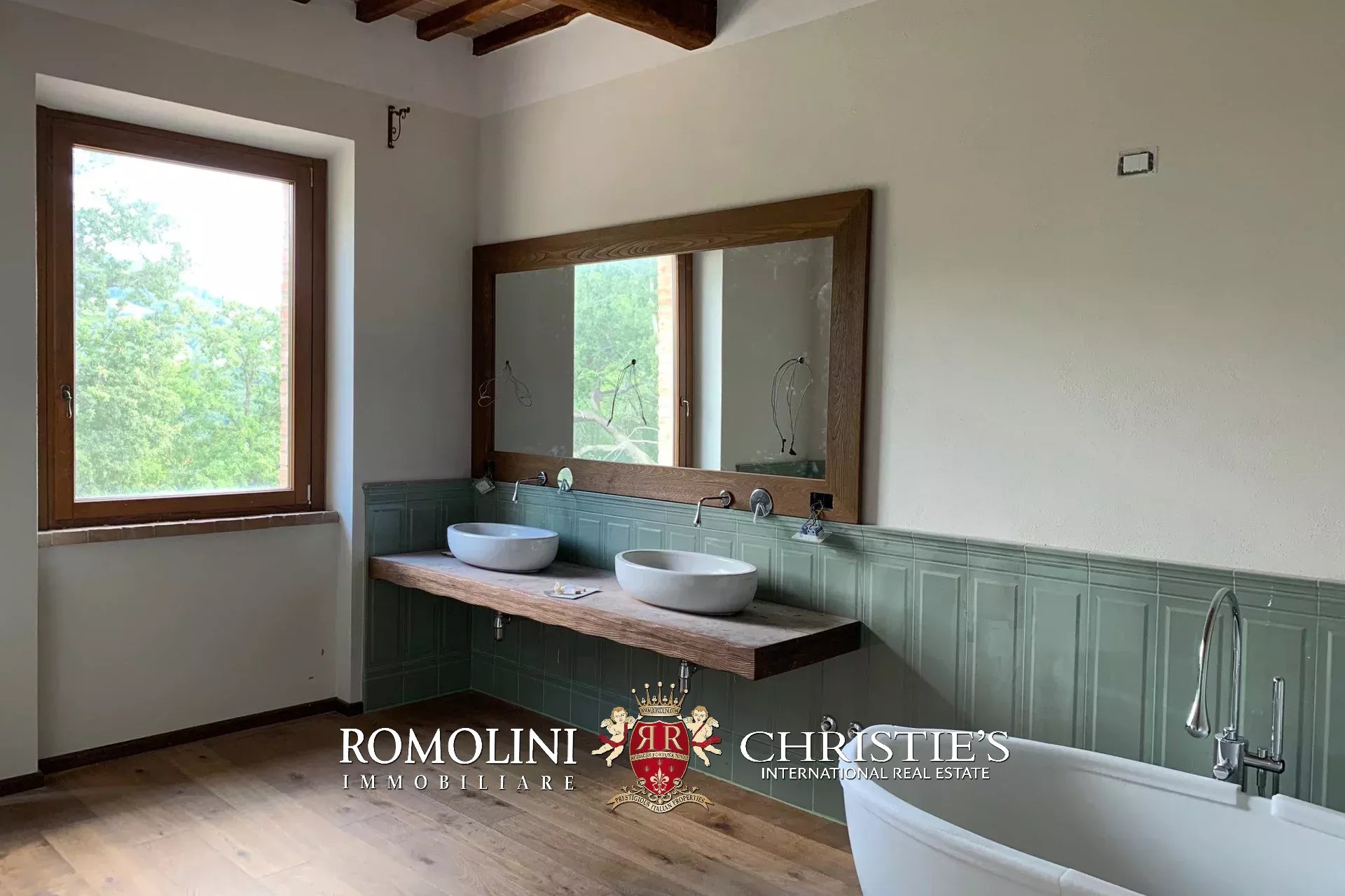8 Bedroom Vineyard's Image 20