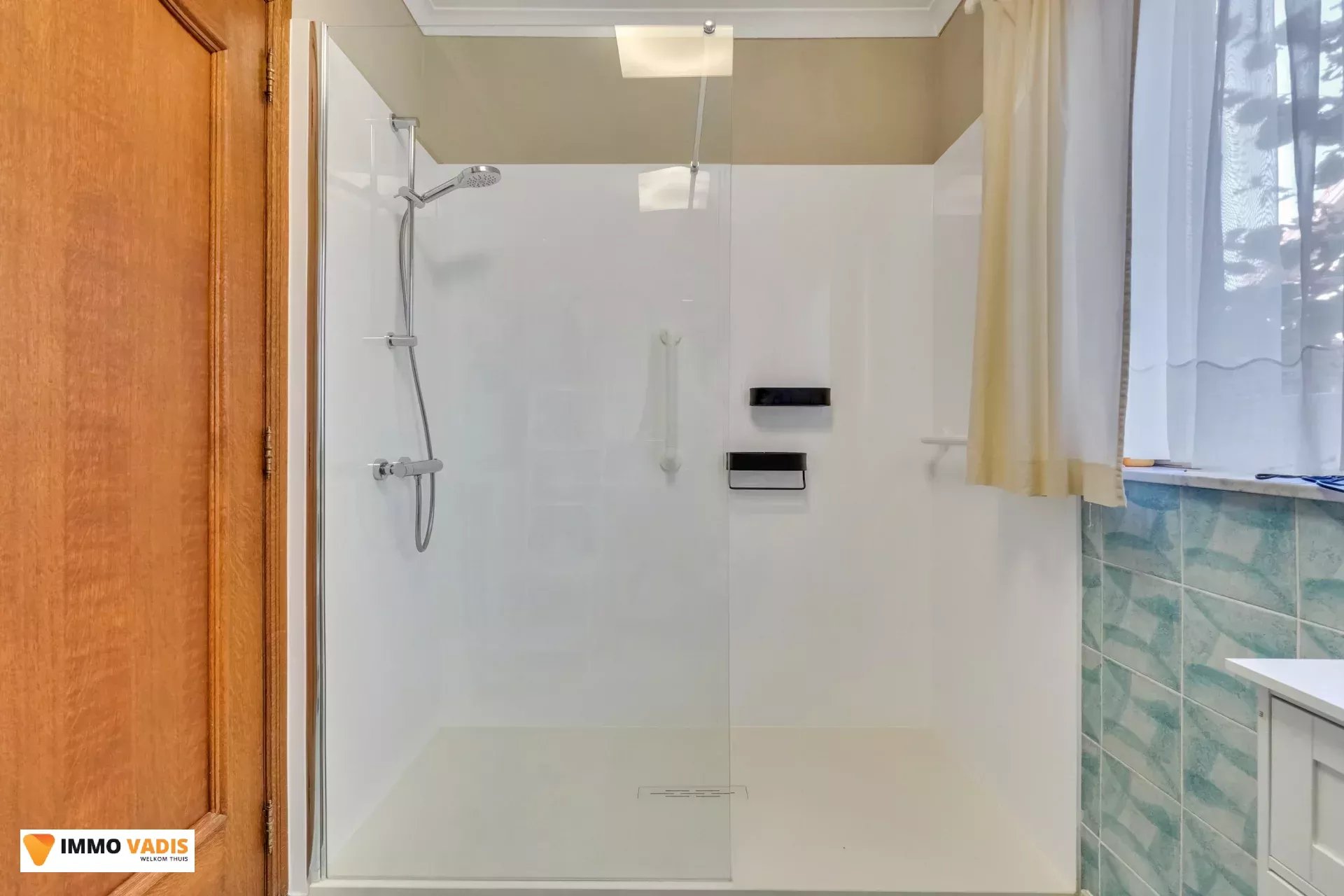 Te koop op lijfrente - Comfortabele villa met drie slaapkamers, twee garages en een magazijn.