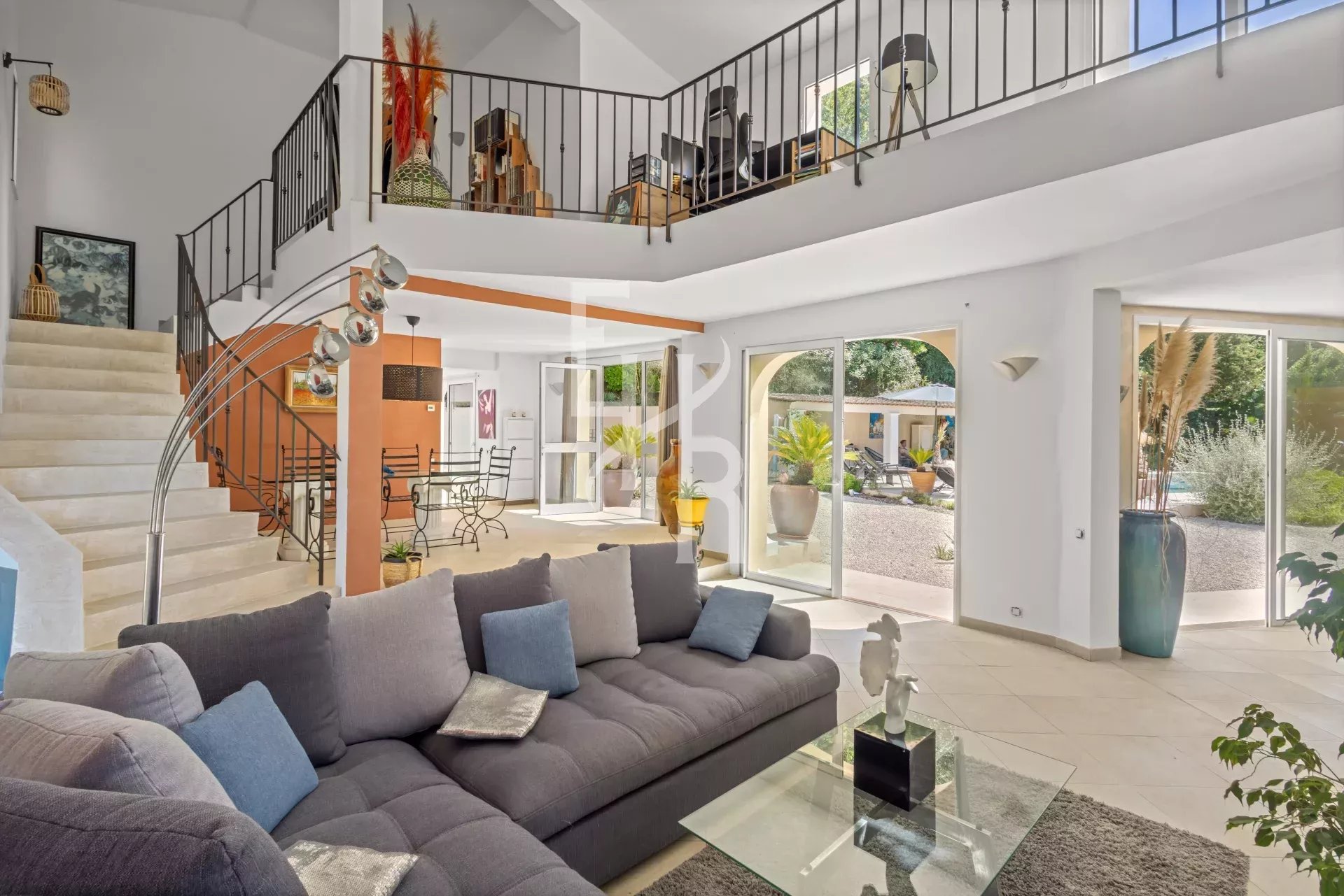 Propriété unique à Mougins — un havre de paix familial avec forêt, pool house et vie de village.