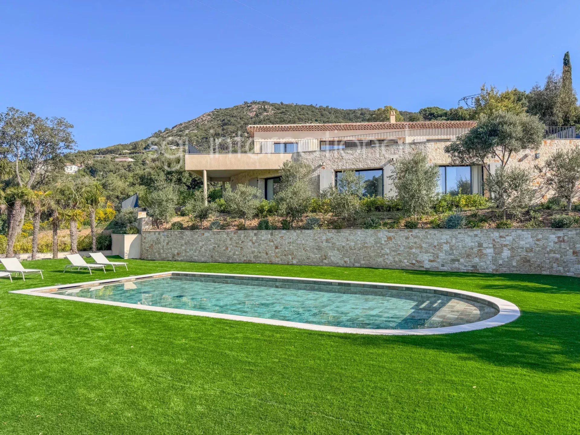 Grimaud – moderne, komplett renovierte Villa.