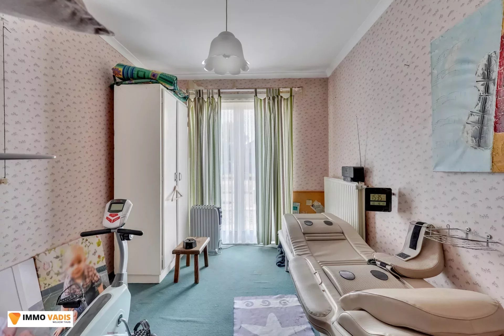 Te koop op lijfrente - Comfortabele villa met drie slaapkamers, twee garages en een magazijn.