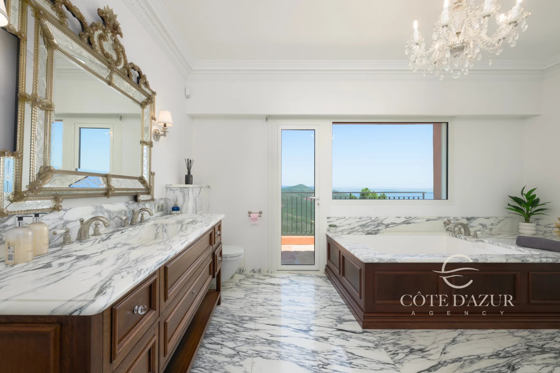 Exceptional property with panoramic sea views 19