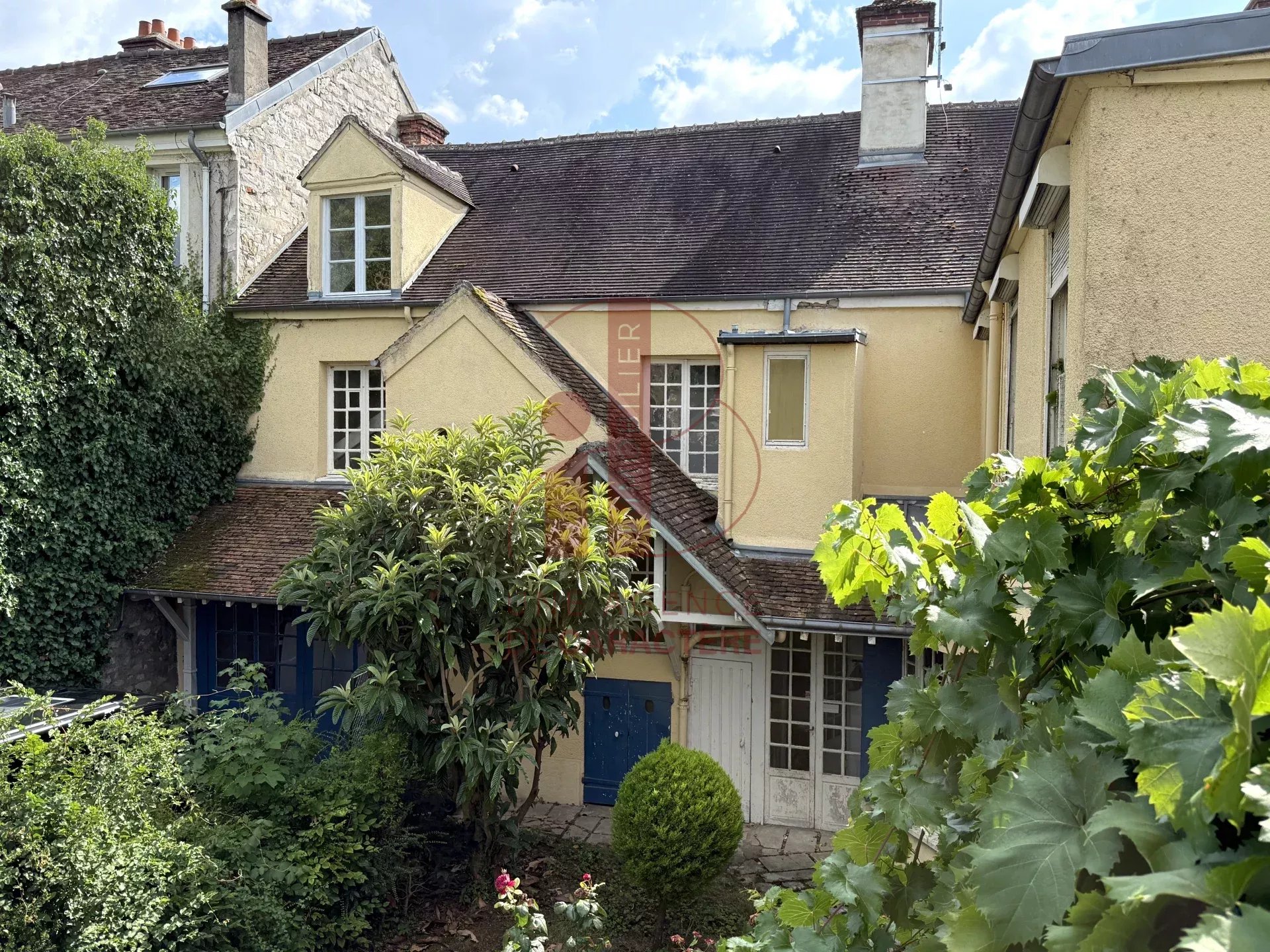 FONTAINEBLEAU - CITY HEART - 246 m² 18th century MANOR HOUSE with PRIVATE GARDEN and GARAGE