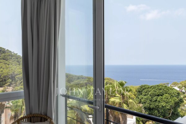 Exclusive townhouse in Cala Vadella with spectacular sea views, set within a private and exclusive development of just four homes with a communal swimming pool. — photo 3