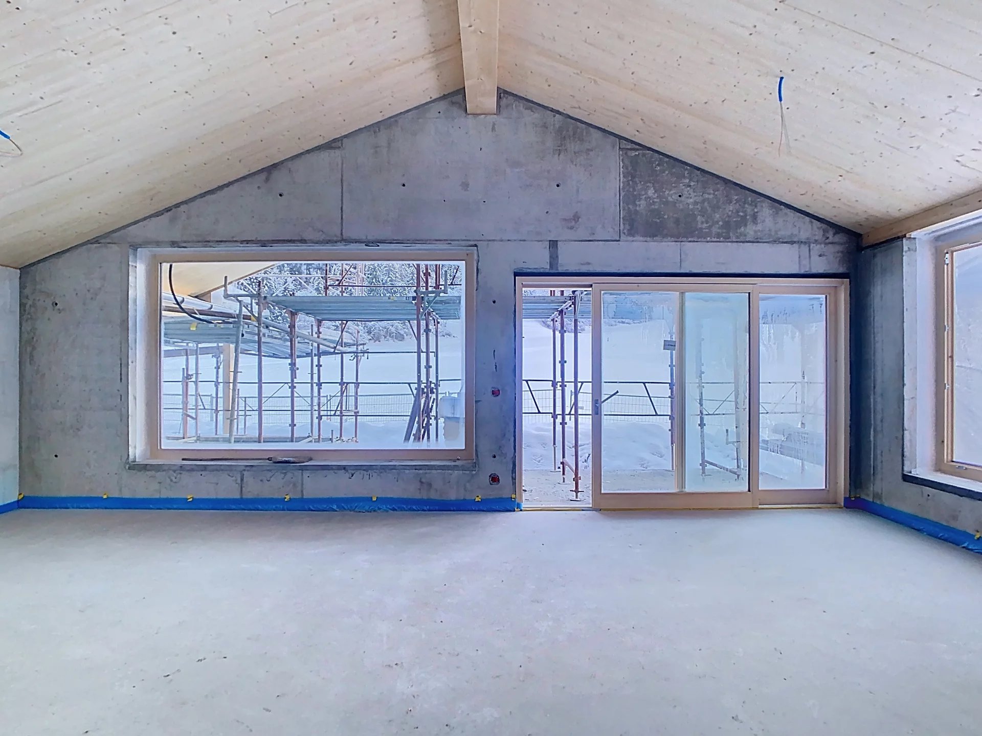 Charmant attique neuf avec immense terrasse !