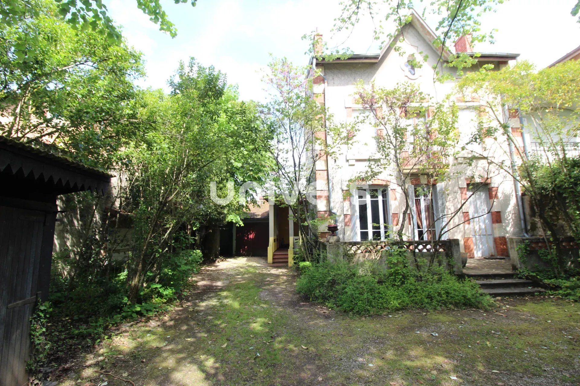 MAISON DE CARACTERE DU 19 ème SIECLE AVEC TERRAIN CONSTRUCTIBLE DE 900 m²