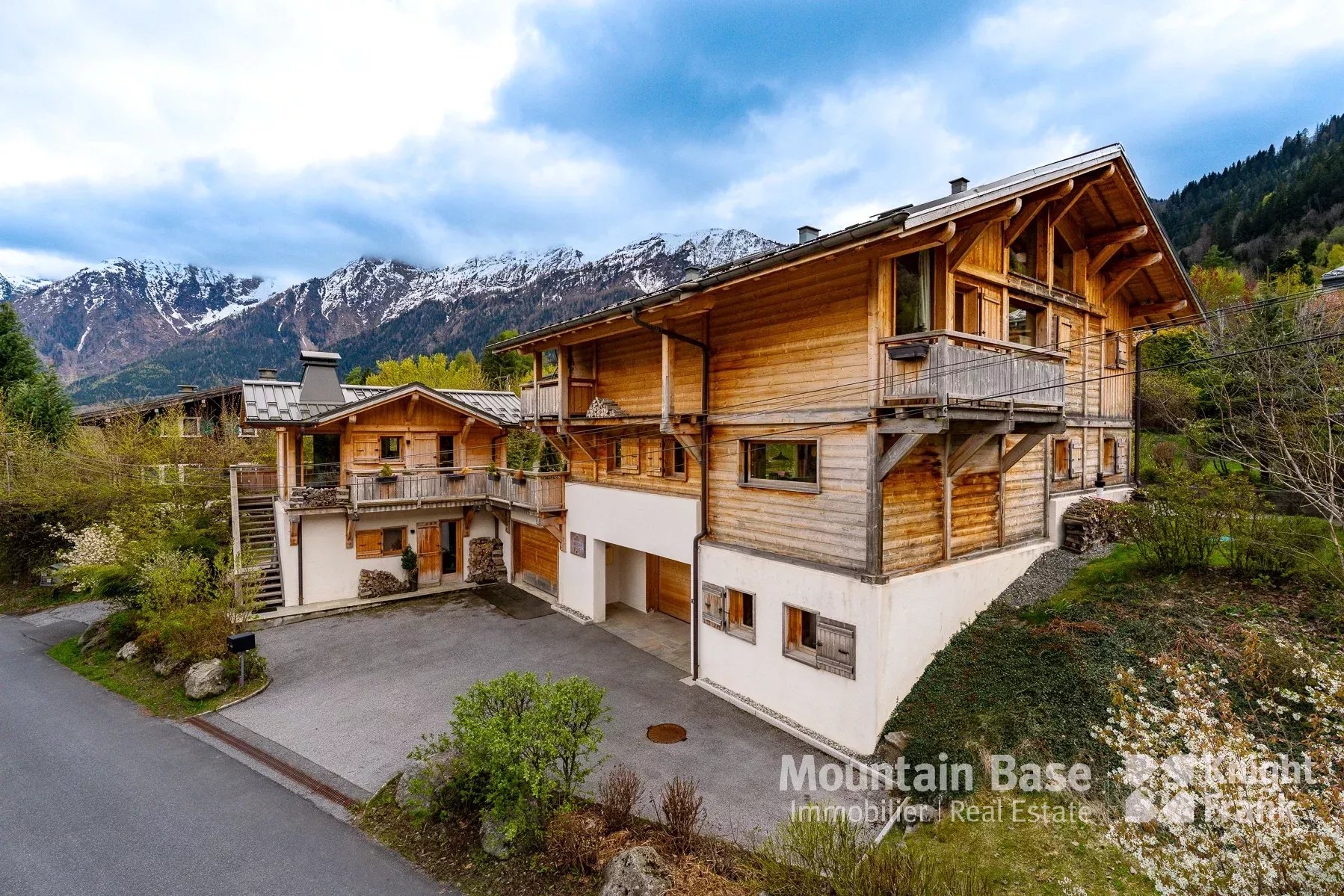 Photo of Beautifully finished 5 bedroom chalet with independent apartment in Les Houches